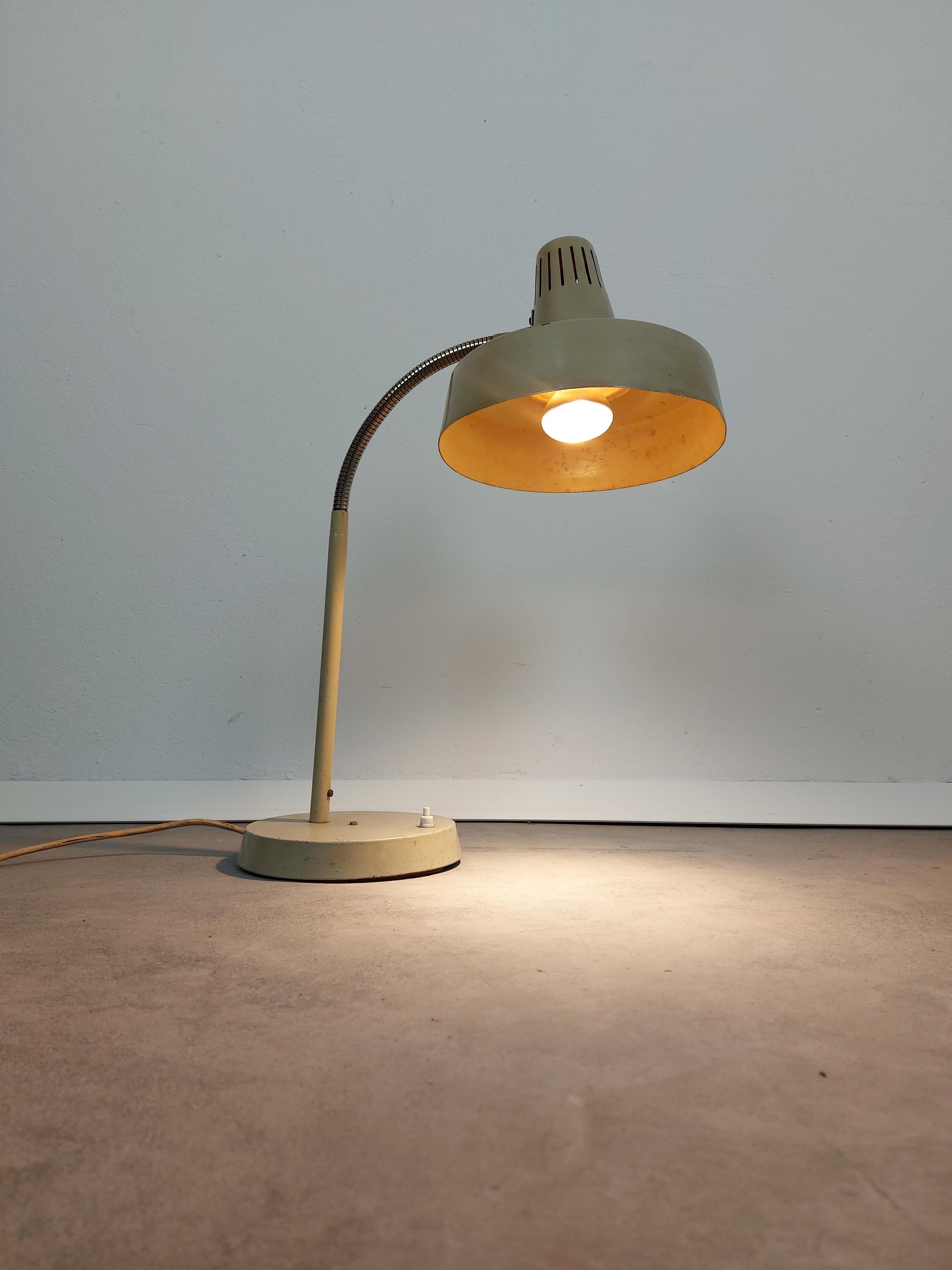 Desk lamp/table lamp, 1970s

Period: 1970s

Style: midcentury modern design

Colour: beige

Material: metal

Condition: original vintage condition with slight traces of use, fully finctional.