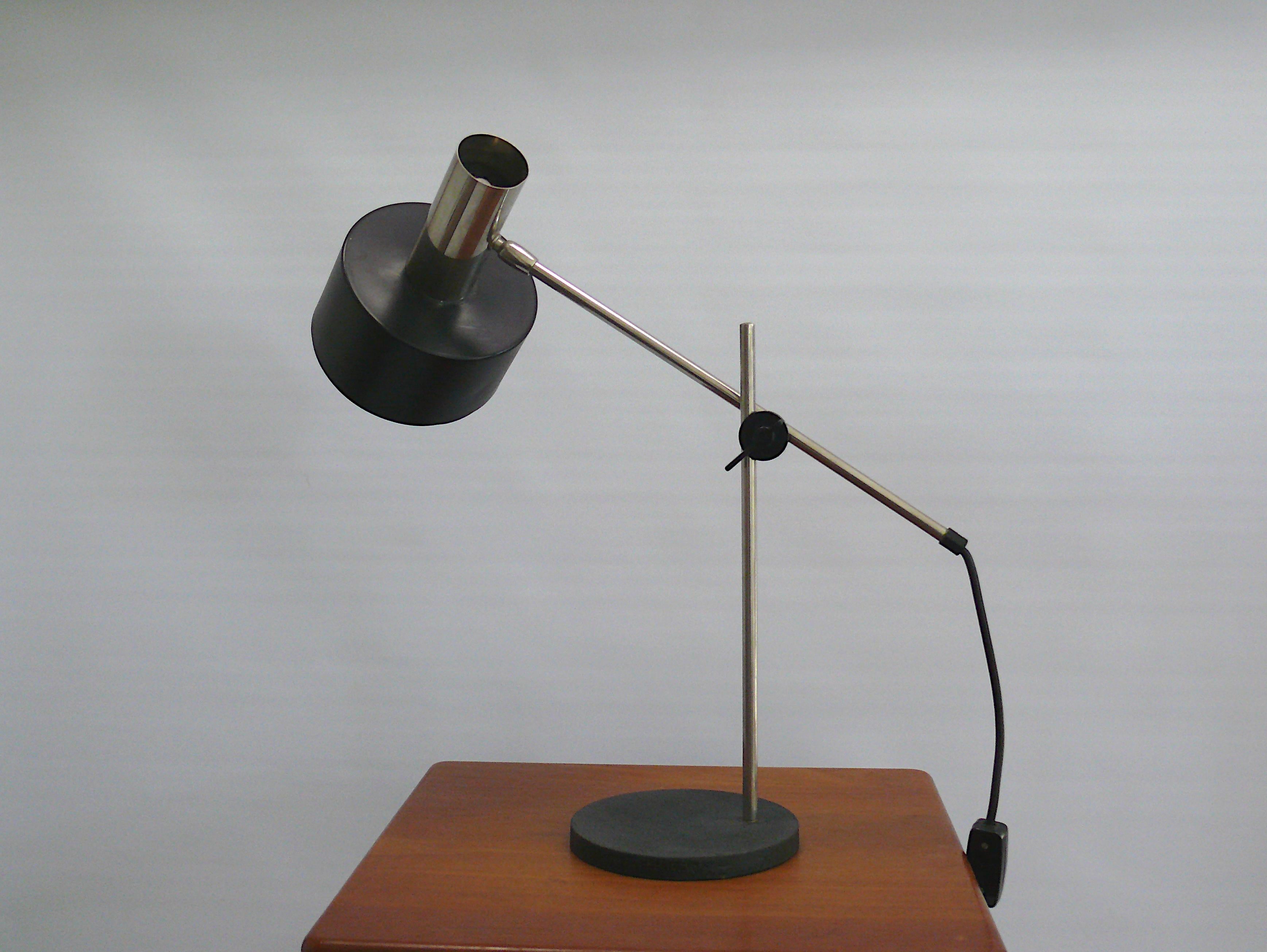 Lámpara de escritorio 1960
Leclaire & Schäfer modelo 5029/1
Toma E27

Lámpara de varilla Leclaire & Schäfer de metal cromado con pantalla lacada en negro. La rara lámpara está sólidamente fabricada y en buen estado, con ligeros signos de desgaste.