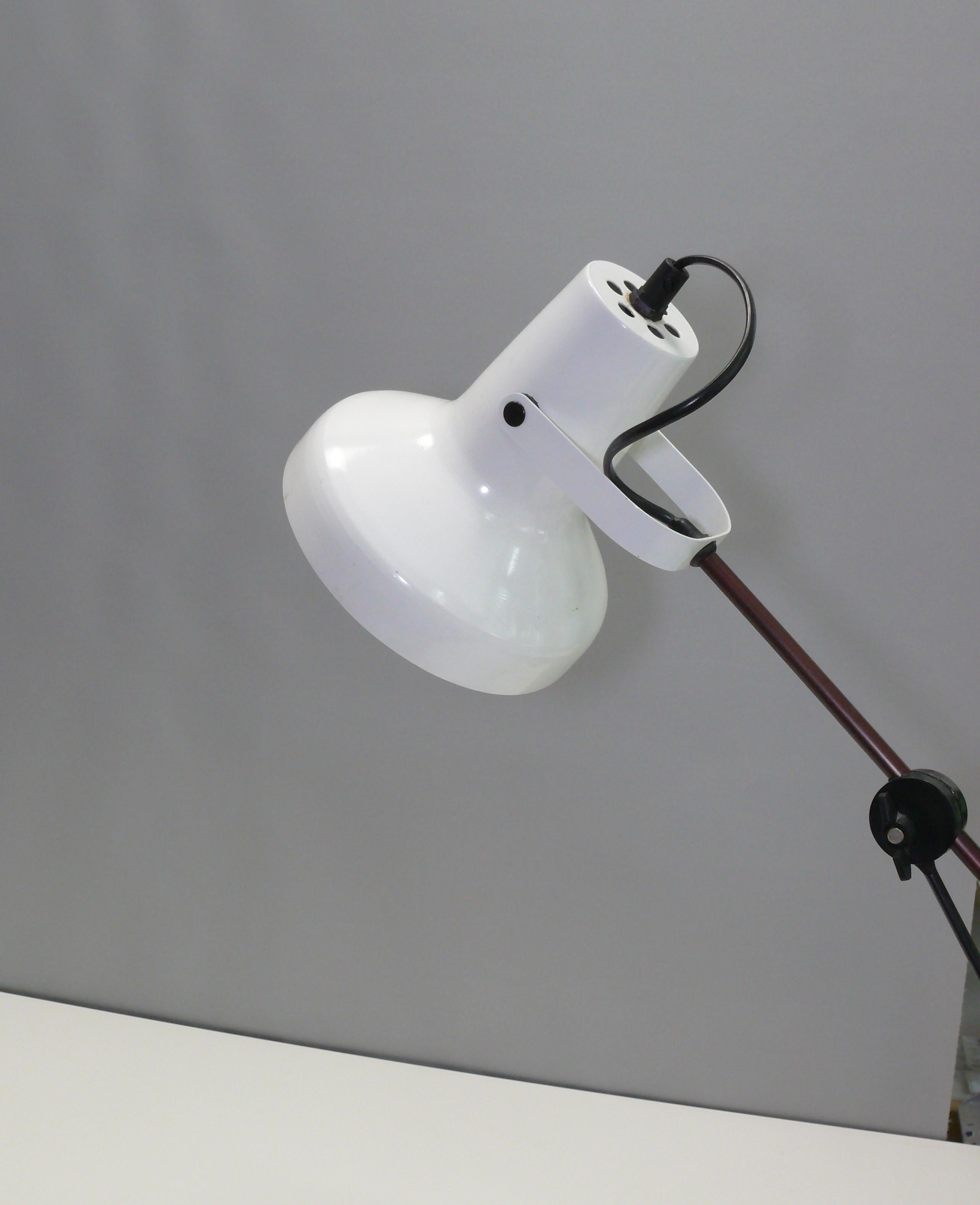 Bruns desk lamp from the 1960s - 1970s. The lamp is made of metal and is in good original condition with only minor signs of wear*.
The lamp consists of white painted metal, black plastic parts and a dark brown metal rod. The desk lamp has a solid