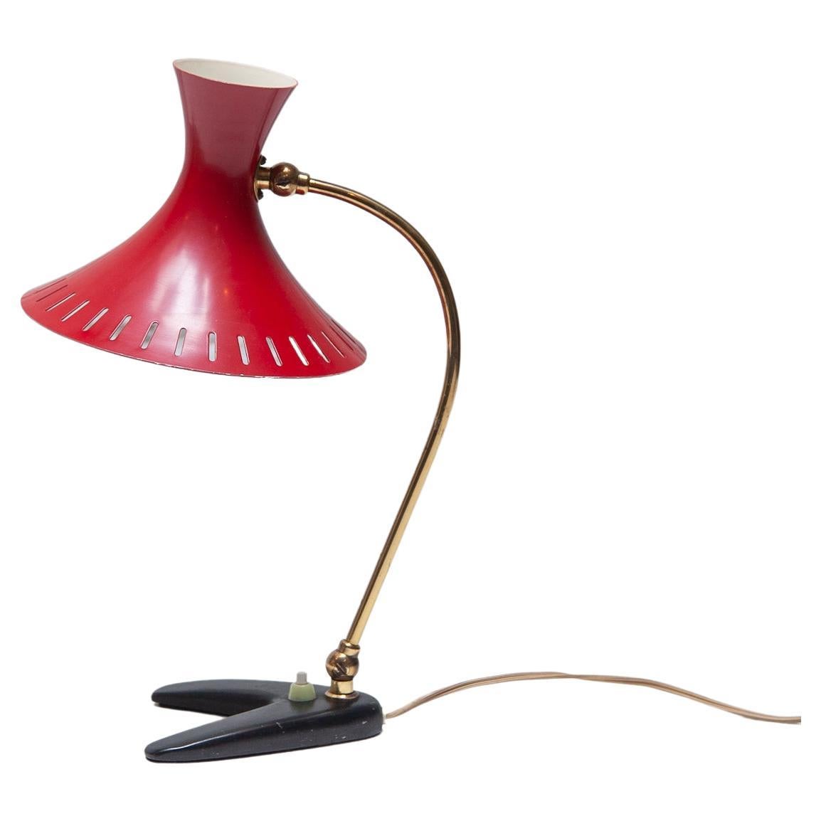 Rara lampada da tavolo a zampa di gallina nera Stilux Mid Century Modern. Bellissimo design con paralume regolabile in condizioni originali. Paralume in alluminio rosso, collo in ottone e base in metallo verniciato nero. Ottima patina con minimi