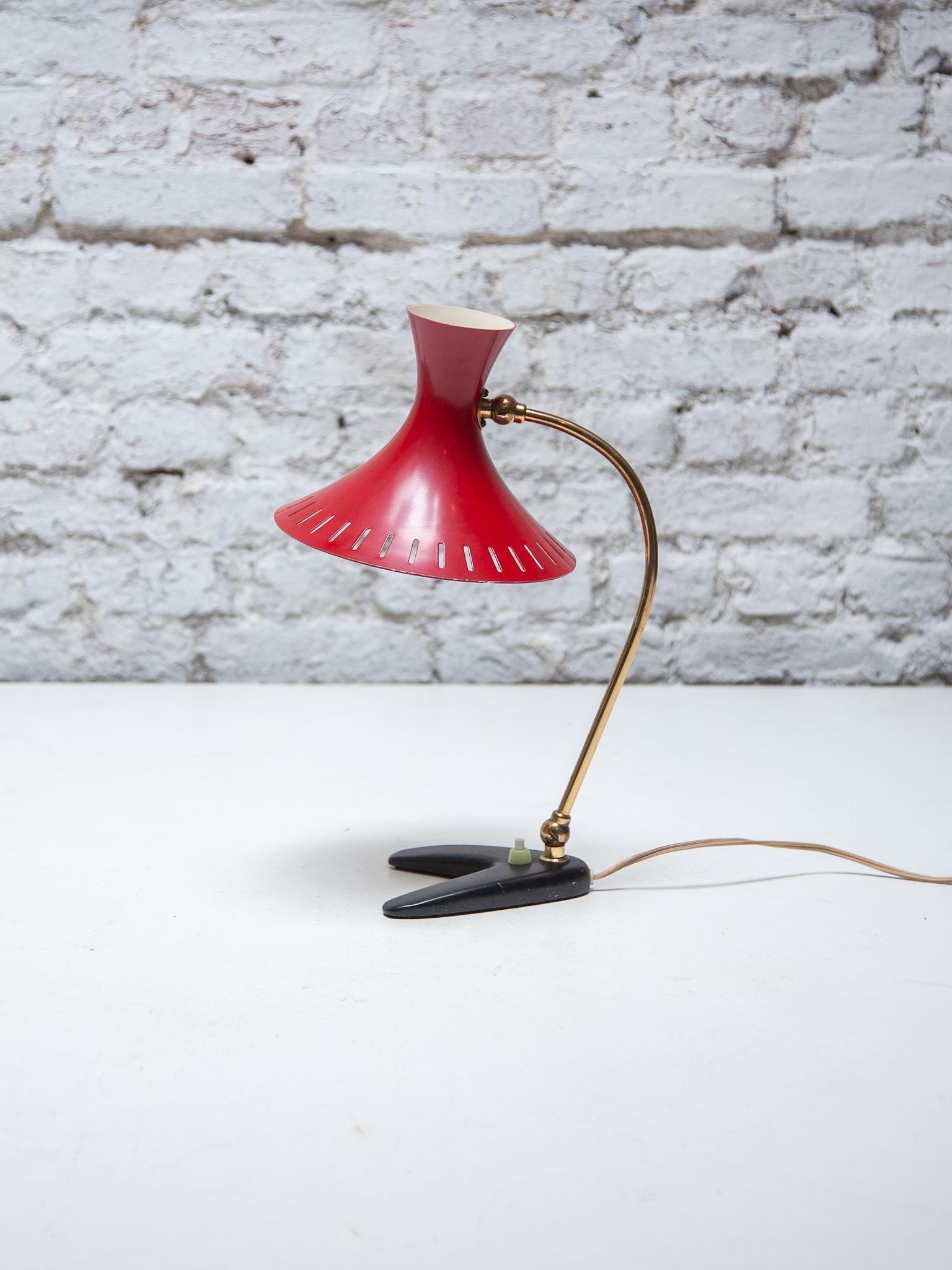 Italiano Lampada da scrivania con paralume rosso Mid Century Modern di Stilux Milano, anni '50 in vendita