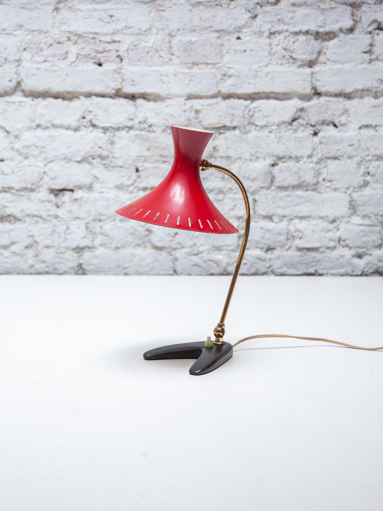 Lampada da scrivania con paralume rosso Mid Century Modern di Stilux Milano, anni '50 In condizioni buone in vendita a Antwerp, BE