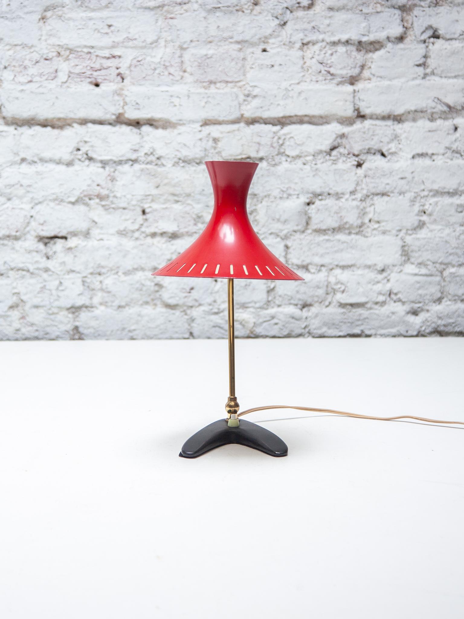 Metà XX secolo Lampada da scrivania con paralume rosso Mid Century Modern di Stilux Milano, anni '50 in vendita