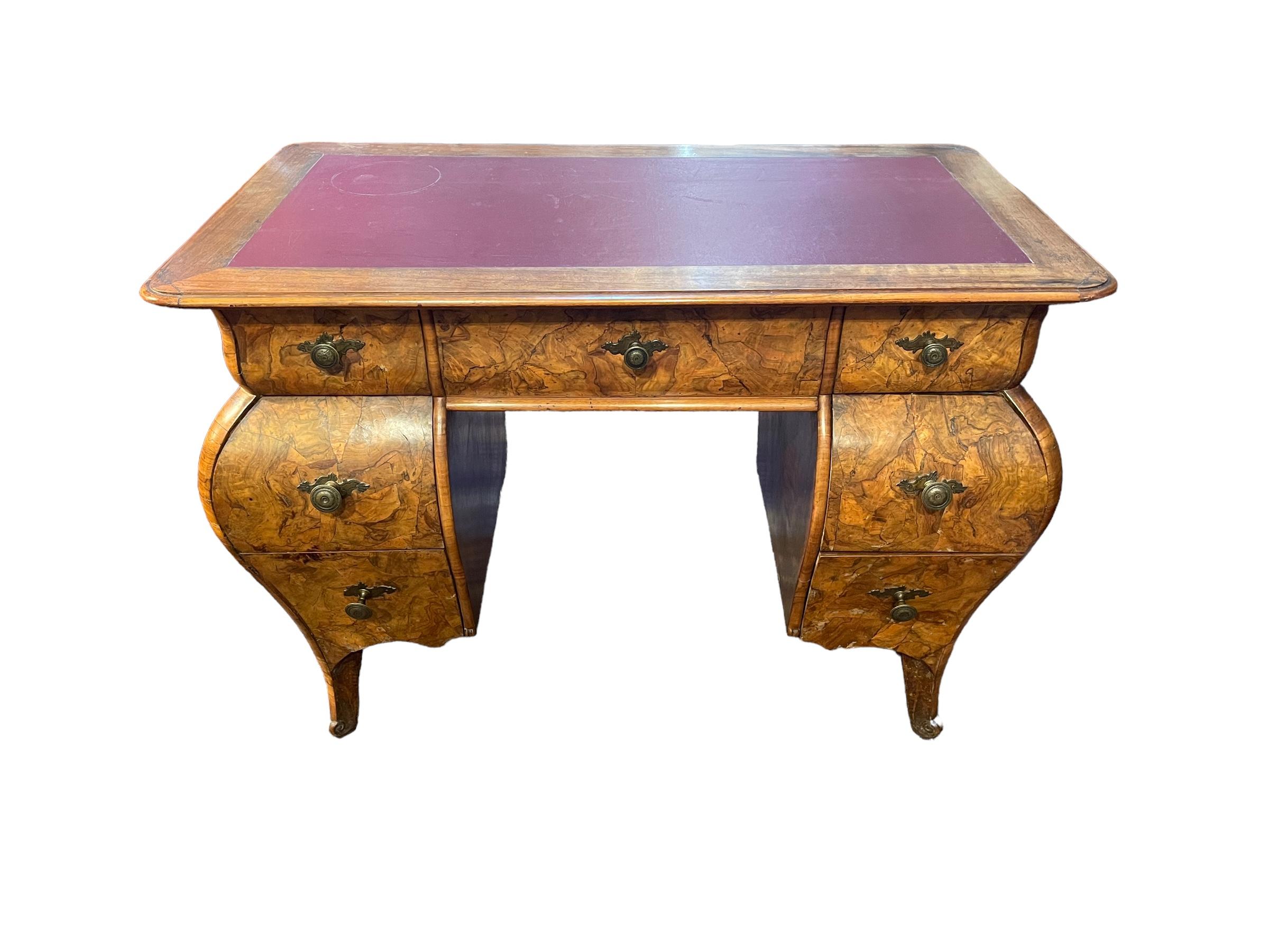 Schreibtisch mit sieben Schubladen, furniert in Nussbaum, lombardischer Barock, 19. Jahrhundert, auf der Vorderseite bewegt, an den Seiten und auf der Rückseite fertig. 

Einige Restaurierungsarbeiten wurden durchgeführt

Ausgezeichneter Zustand,