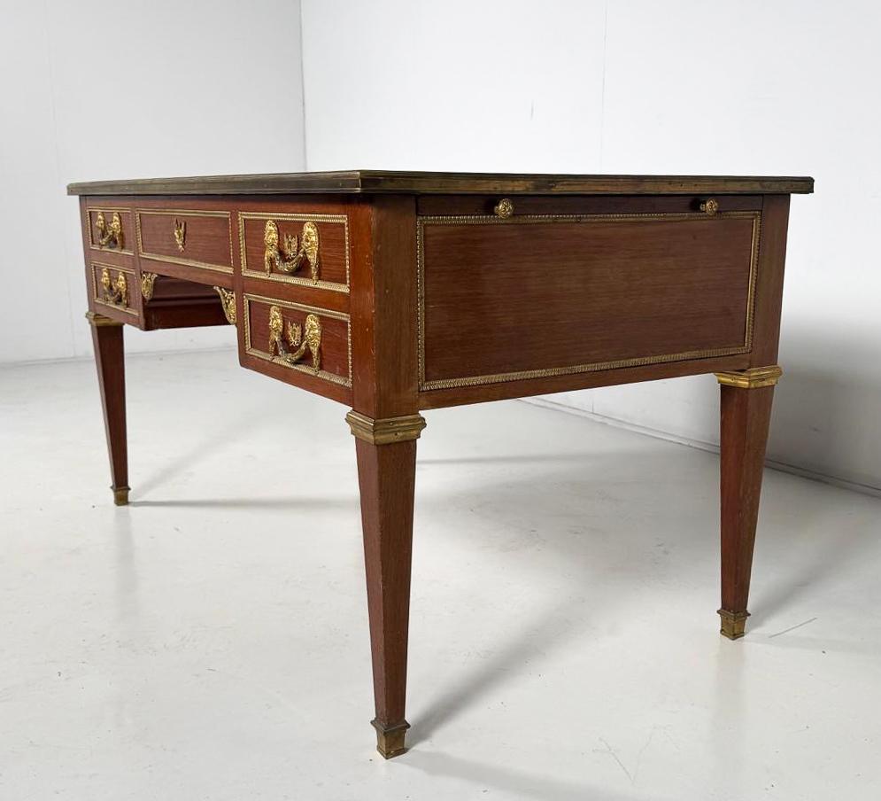 Bureau, Louis XVI, début XIXe, acajou bronze doré en vente 6