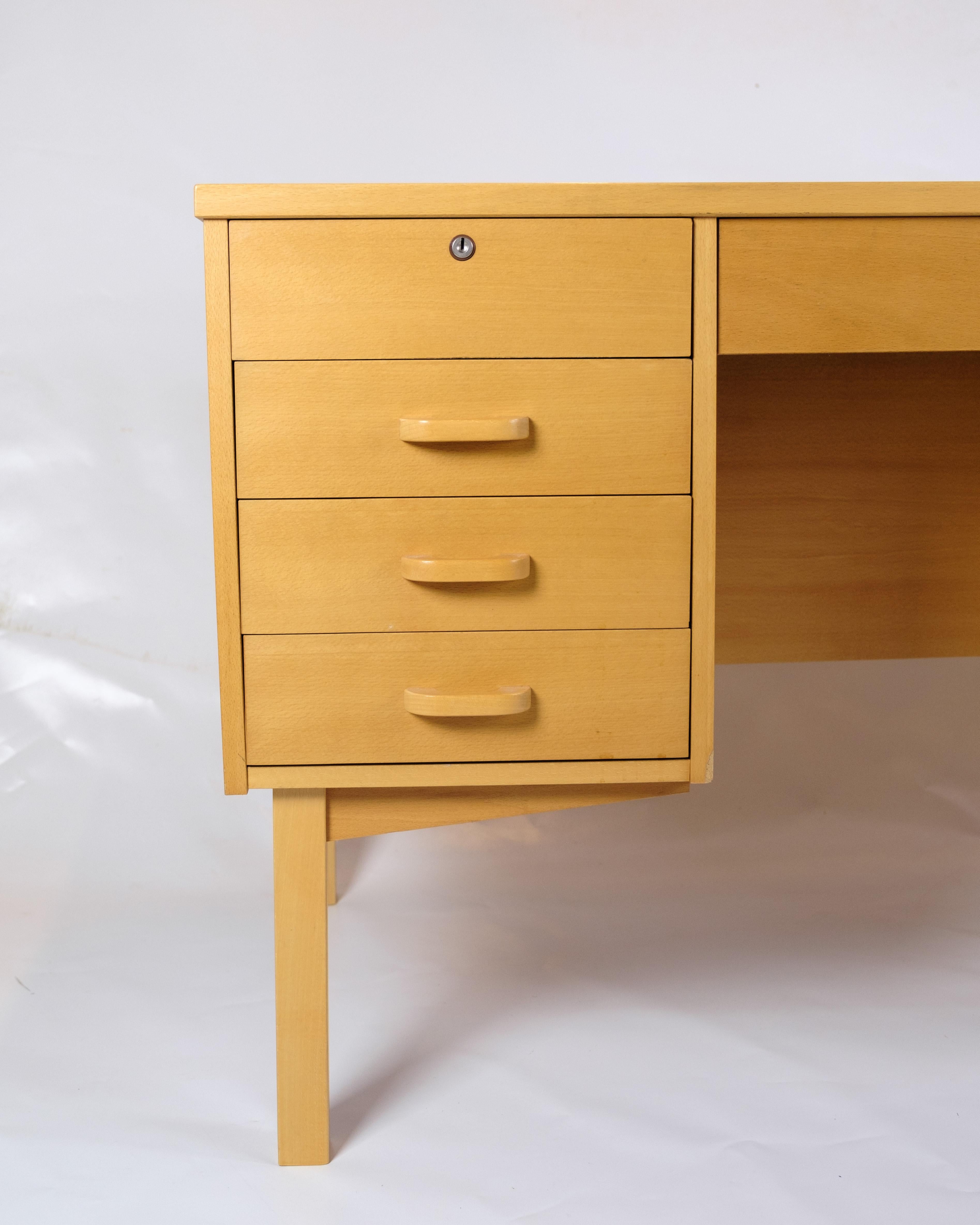 Ce bureau est un excellent exemple du design danois des années 1960. Fabriqué en bois de hêtre, il dégage une élégance et une simplicité intemporelles, caractéristiques du design scandinave. Avec son design fin et fonctionnel, ce bureau s'intègre