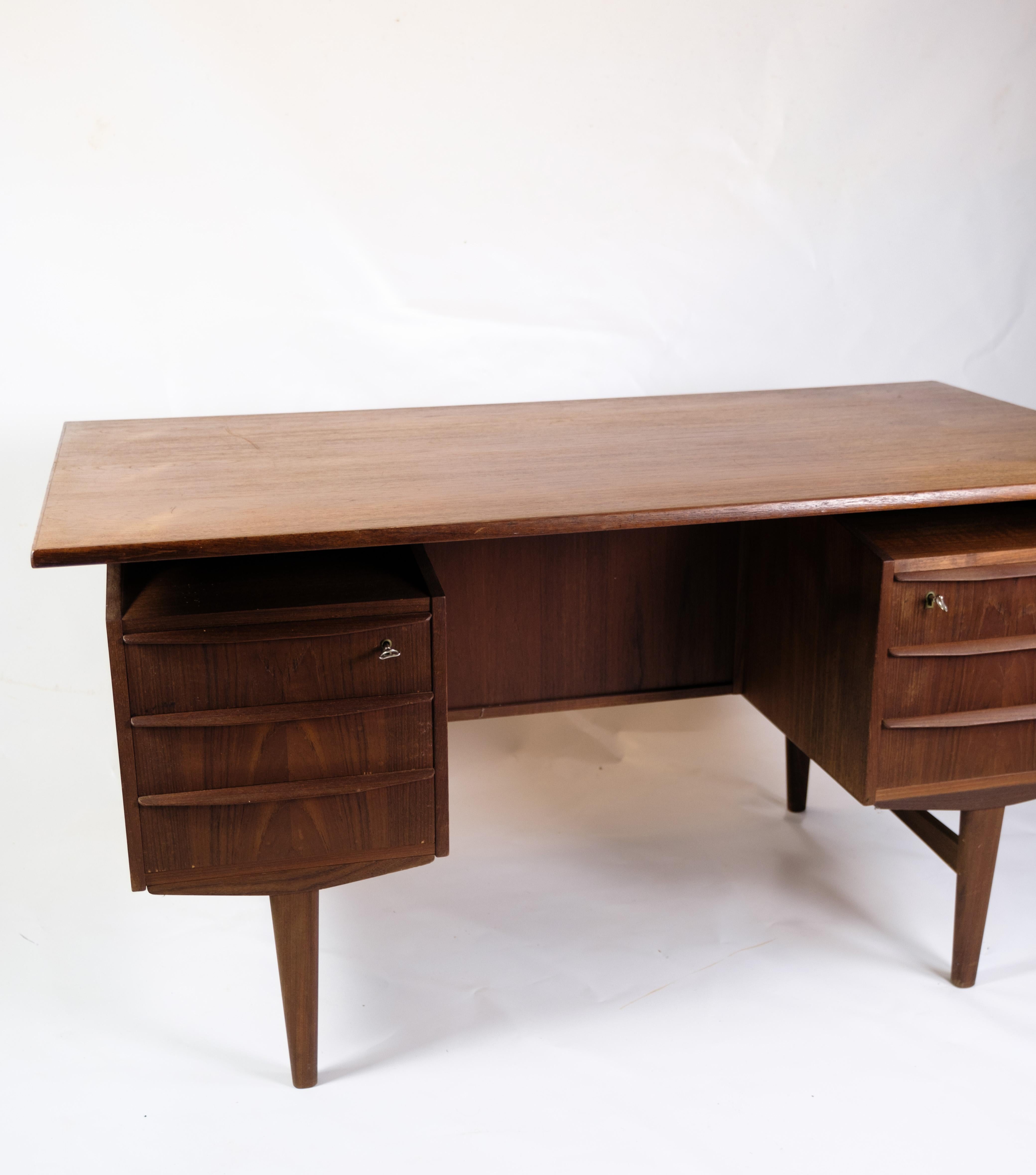 Ce bureau est un bel exemple de design danois des années 1960, en bois de teck. L'une des caractéristiques les plus remarquables de ce bureau est le plateau flottant, qui crée une esthétique visuelle aérée et légère.

La construction en bois de teck