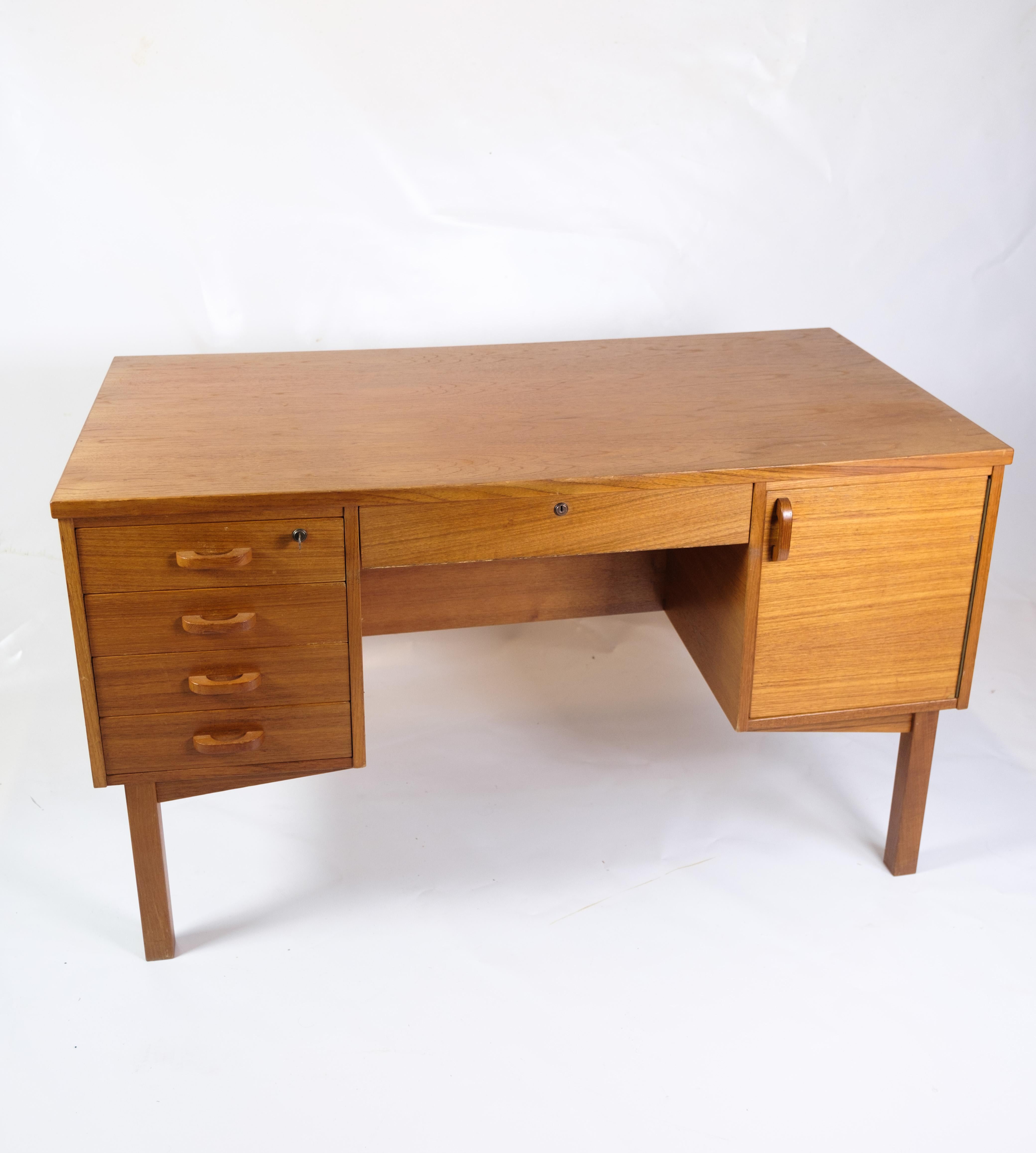 This desk is a beautiful example of Danish design from the 1960s. Made of teak wood, it exudes a warm and welcoming atmosphere that fits perfectly with any decor. The desk's simple yet elegant design makes it a timeless piece that never goes out of
