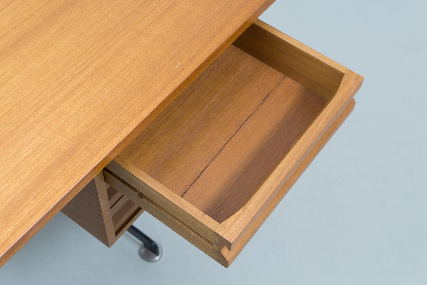 Desk, Made of Walnut by Osvaldo Borsani, 1954 For Sale 3