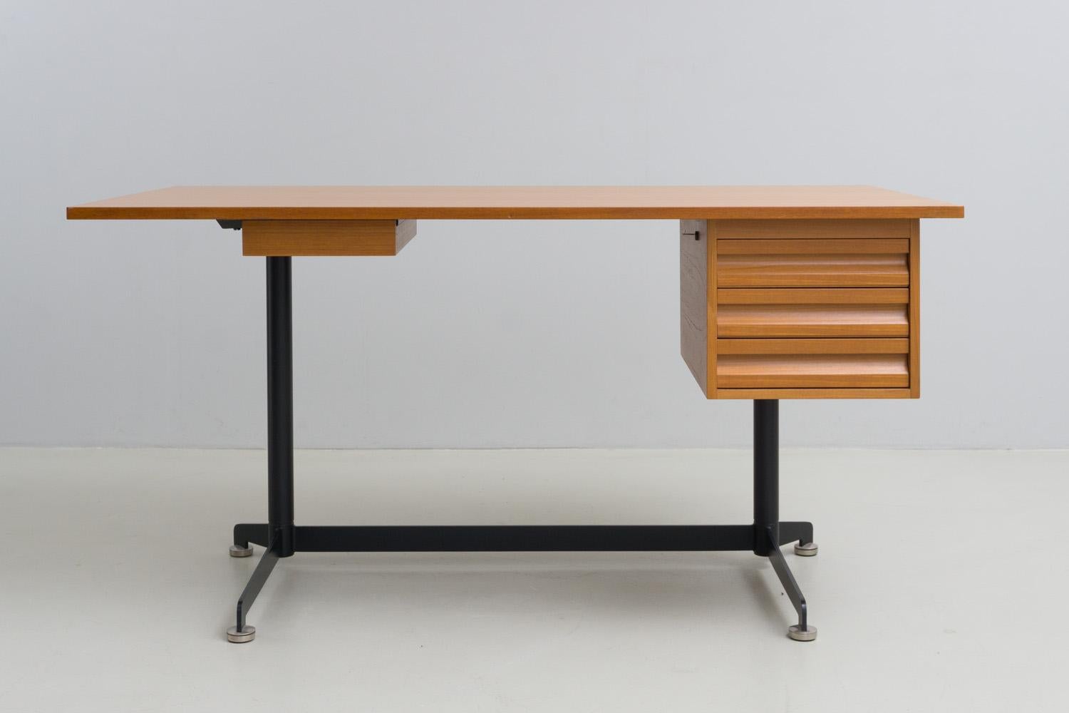 Schreibtisch, aus Nussbaumholz von Osvaldo Borsani, 1954 im Angebot 3