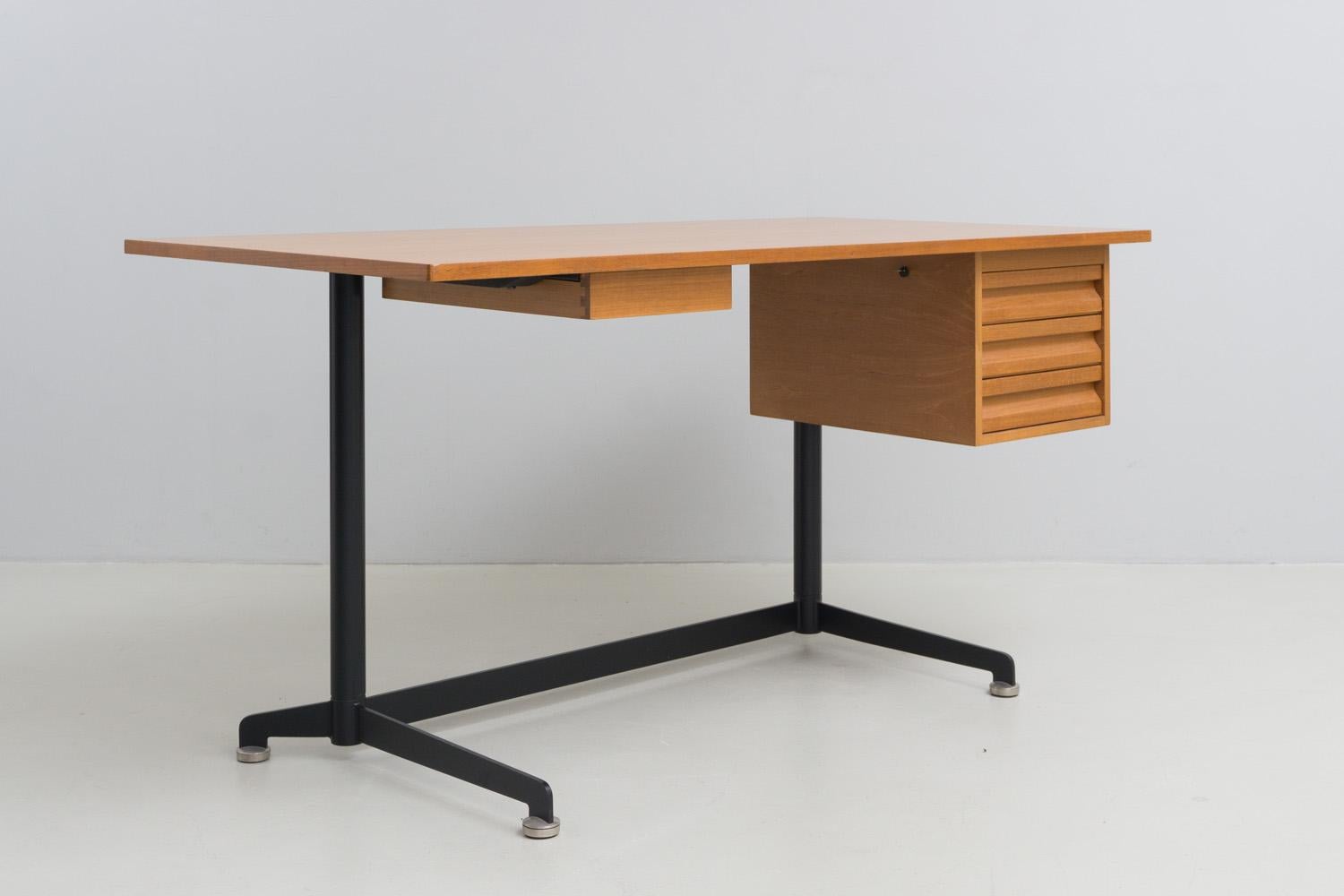 Schreibtisch, aus Nussbaumholz von Osvaldo Borsani, 1954 im Angebot 4
