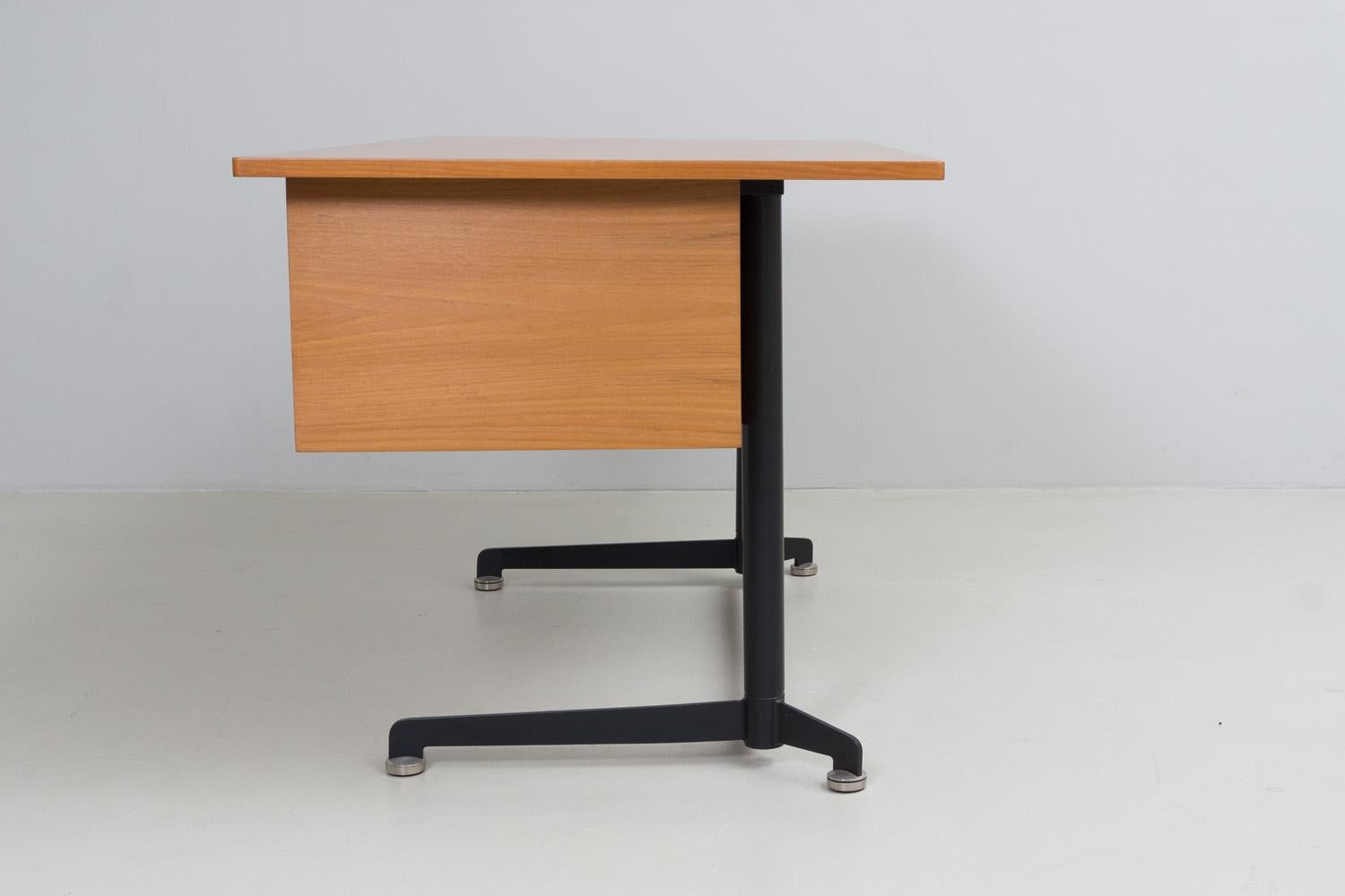 Schreibtisch, aus Nussbaumholz von Osvaldo Borsani, 1954 im Angebot 5