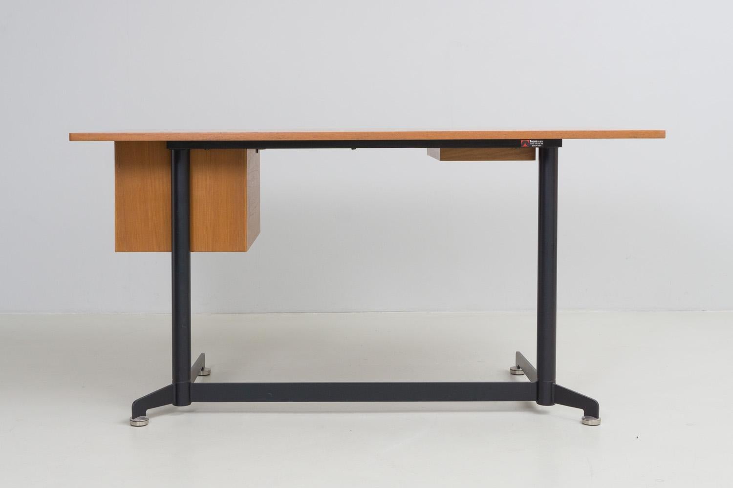 Desk, Made of Walnut by Osvaldo Borsani, 1954 For Sale 7