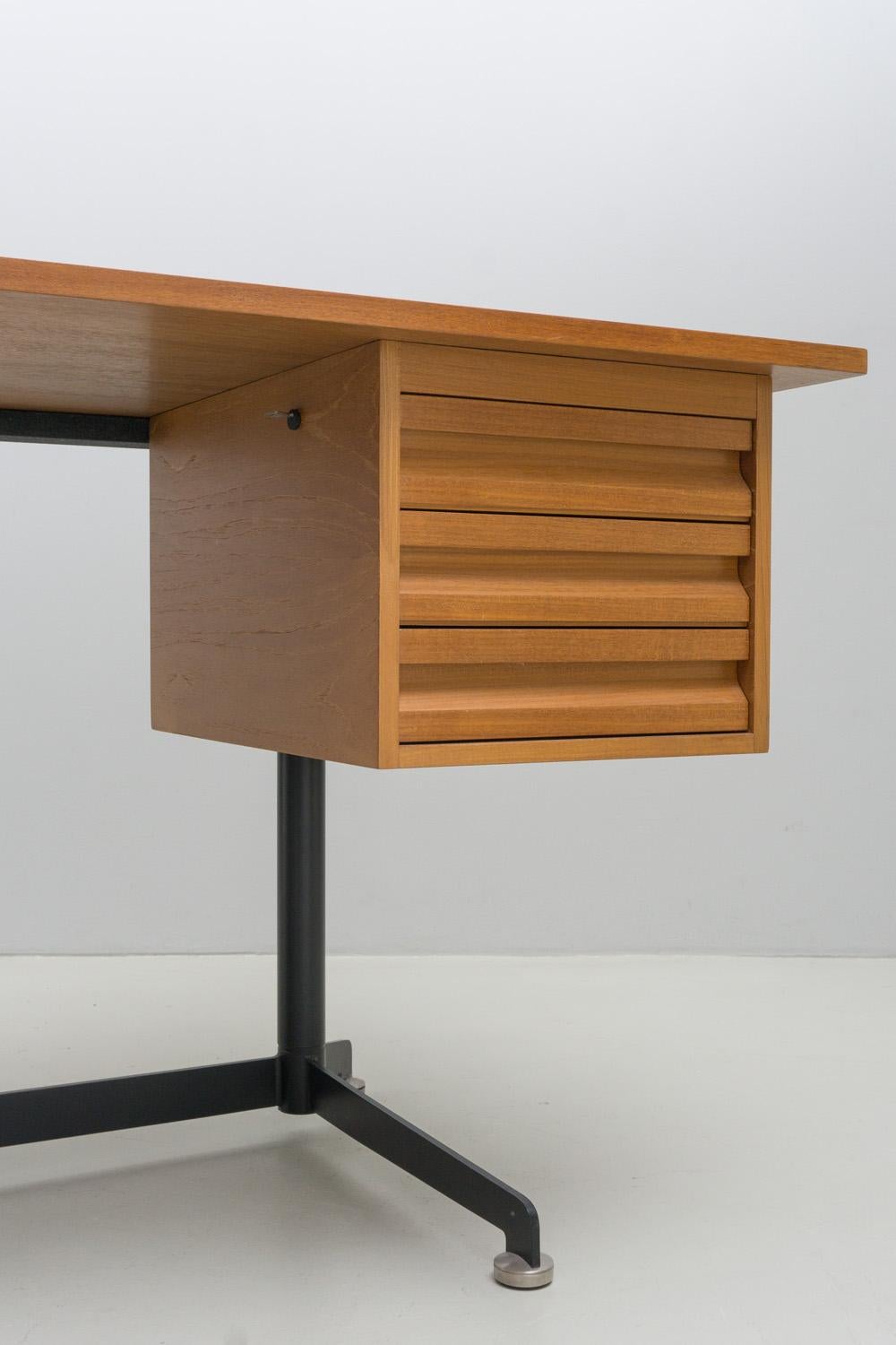 Modern Desk, Made of Walnut by Osvaldo Borsani, 1954 For Sale