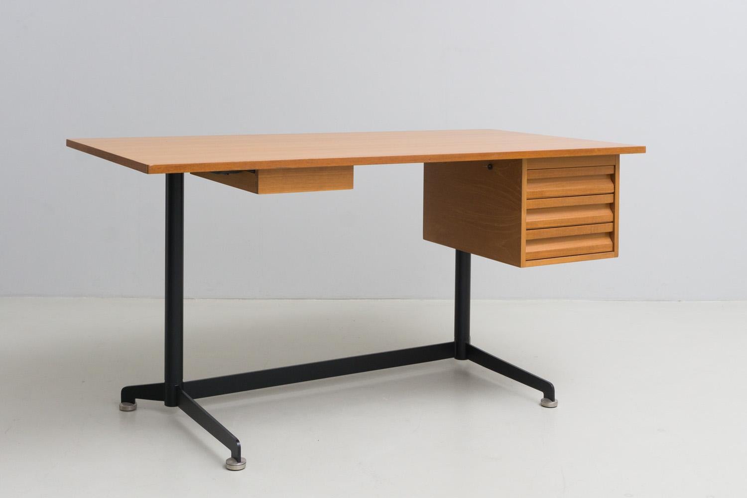 Schreibtisch, aus Nussbaumholz von Osvaldo Borsani, 1954 (Lackiert) im Angebot