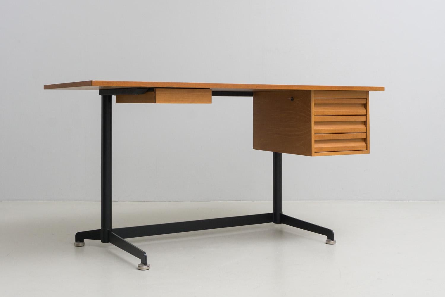 Desk, Made of Walnut by Osvaldo Borsani, 1954 In Good Condition For Sale In Berlin, DE