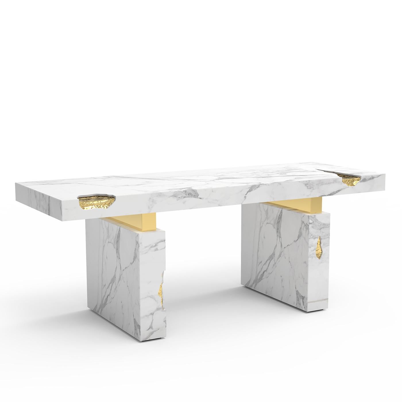 Schreibtisch majestätisch weiß mit 2 Sockeln und Platte aus massivem
polierter weißer Estremoz-Marmor mit massivem Messing 
details in Goldoptik.