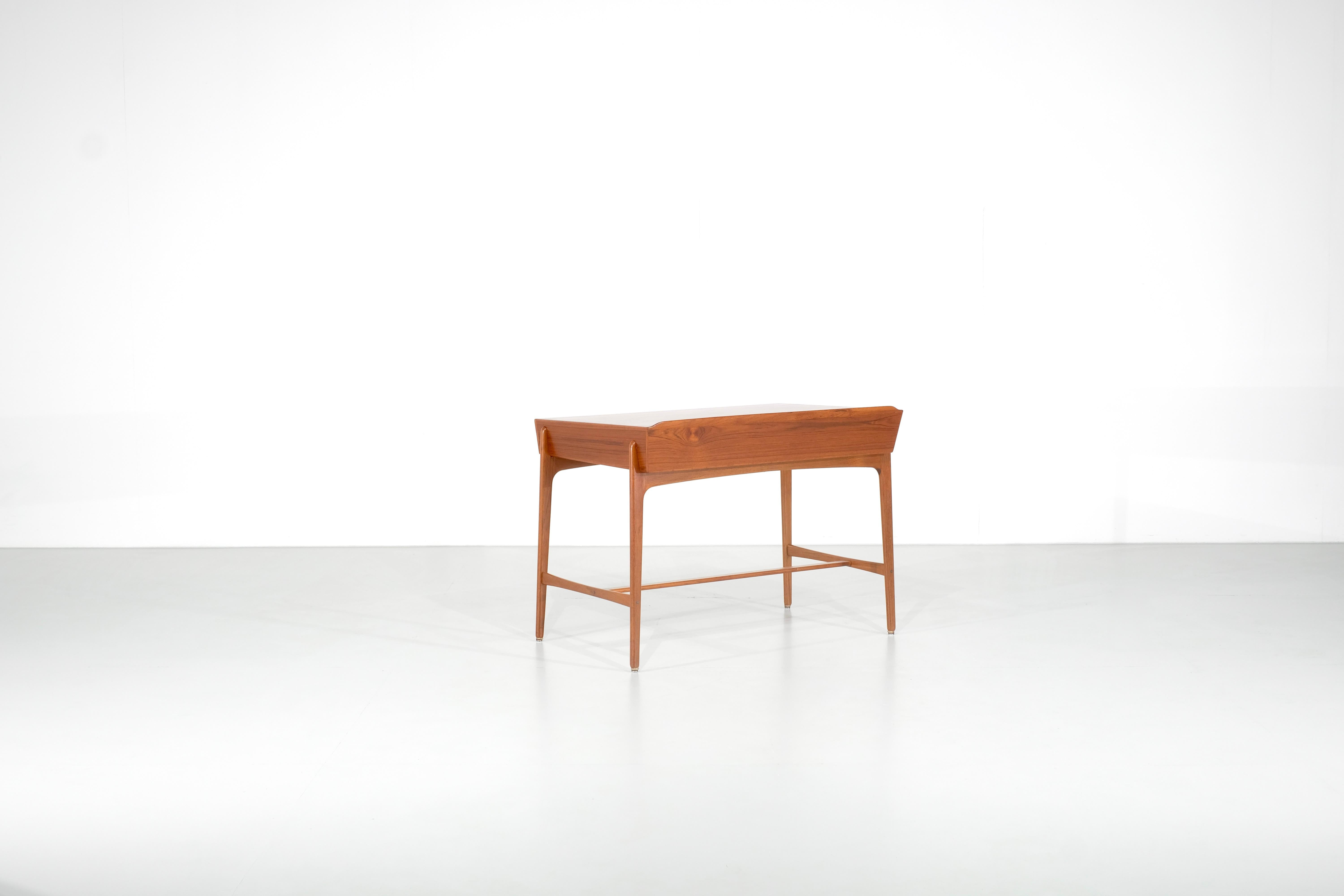 Danish Desk Model 200 by Svend Åge Madsen for Sigurd Hansen, Denmark 1958. For Sale