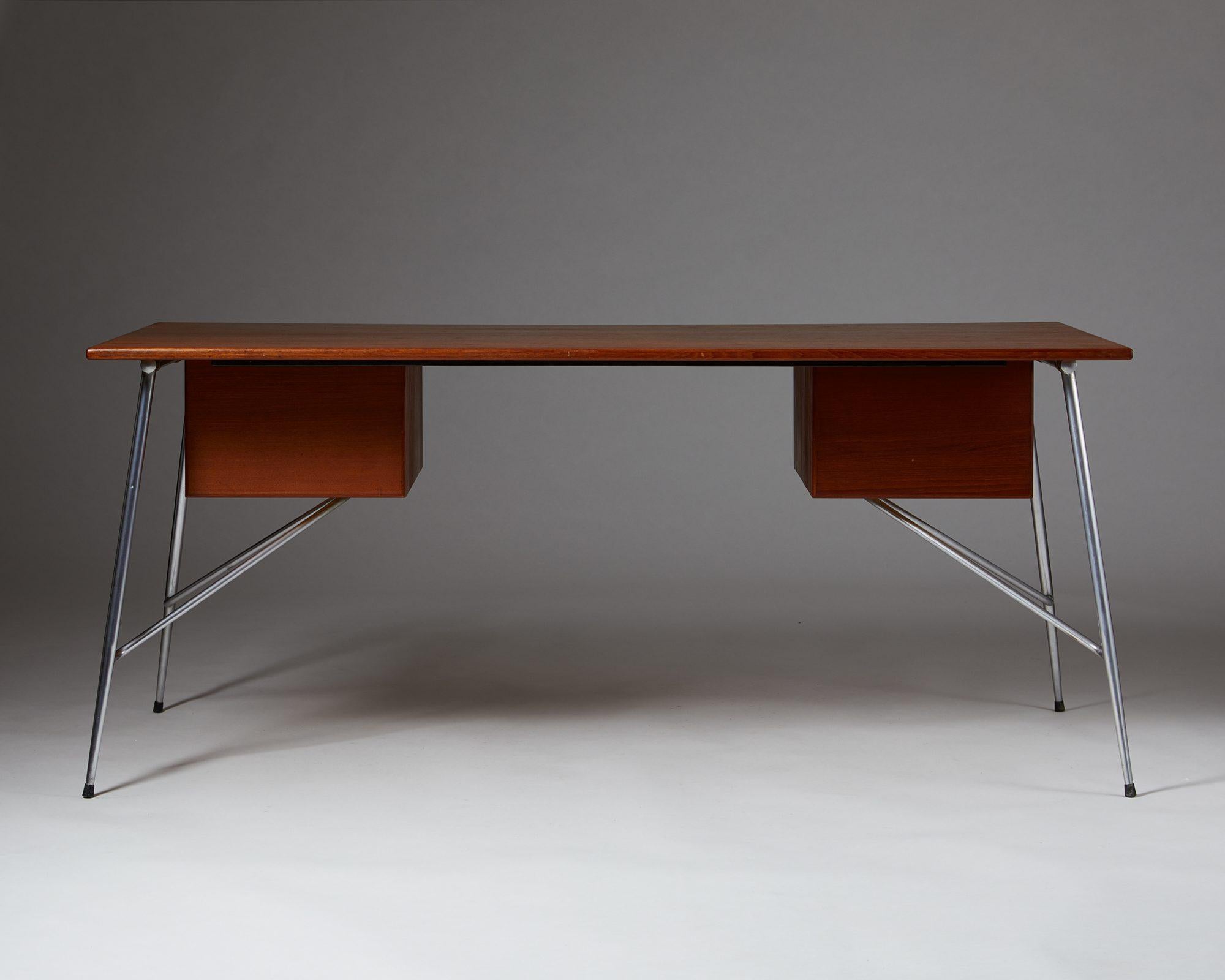 Desk Model 202 Designed by Börge Mogensen for Söborg Möbelfabrik, Denmark, 1953 In Good Condition In Stockholm, SE