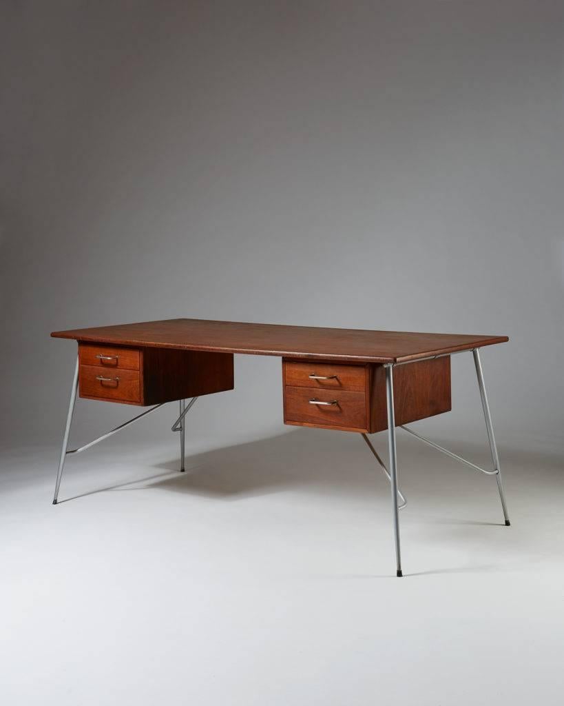 Desk model 202 designed by Börge Mogensen for Söborg Möbelfabrik,
Denmark, 1953.

Teak and steel.

Measures: H 71,5 cm/ 2' 4 5/8