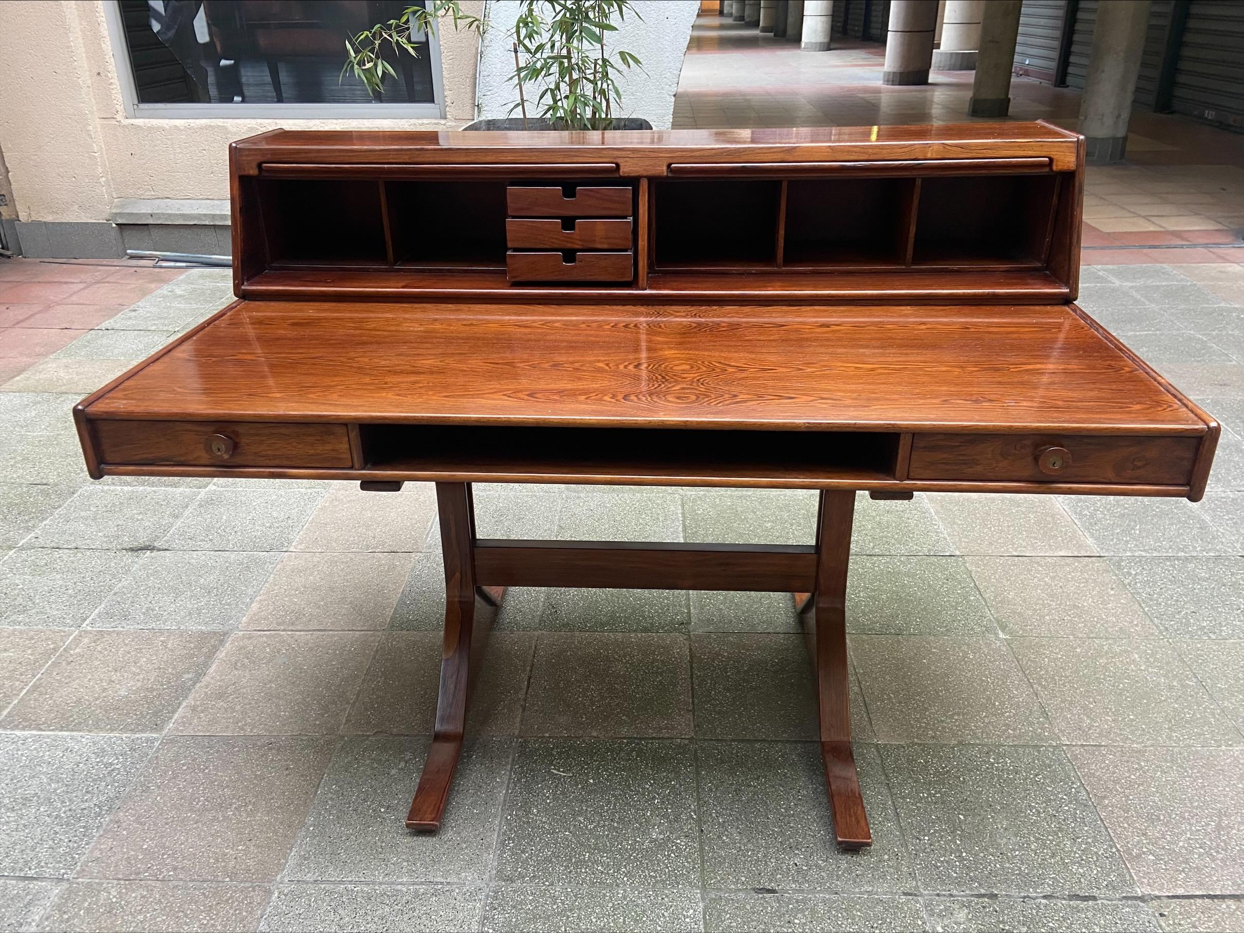 Desk model 530 - Gianfranco Frattini - Circa 1957
Bernini edition (label in right drawer)

Rosewood
H95xW130xD79.5cm
In a perfect state
The desk features a removable storage unit with tambour doors on top, revealing versatile storage and three