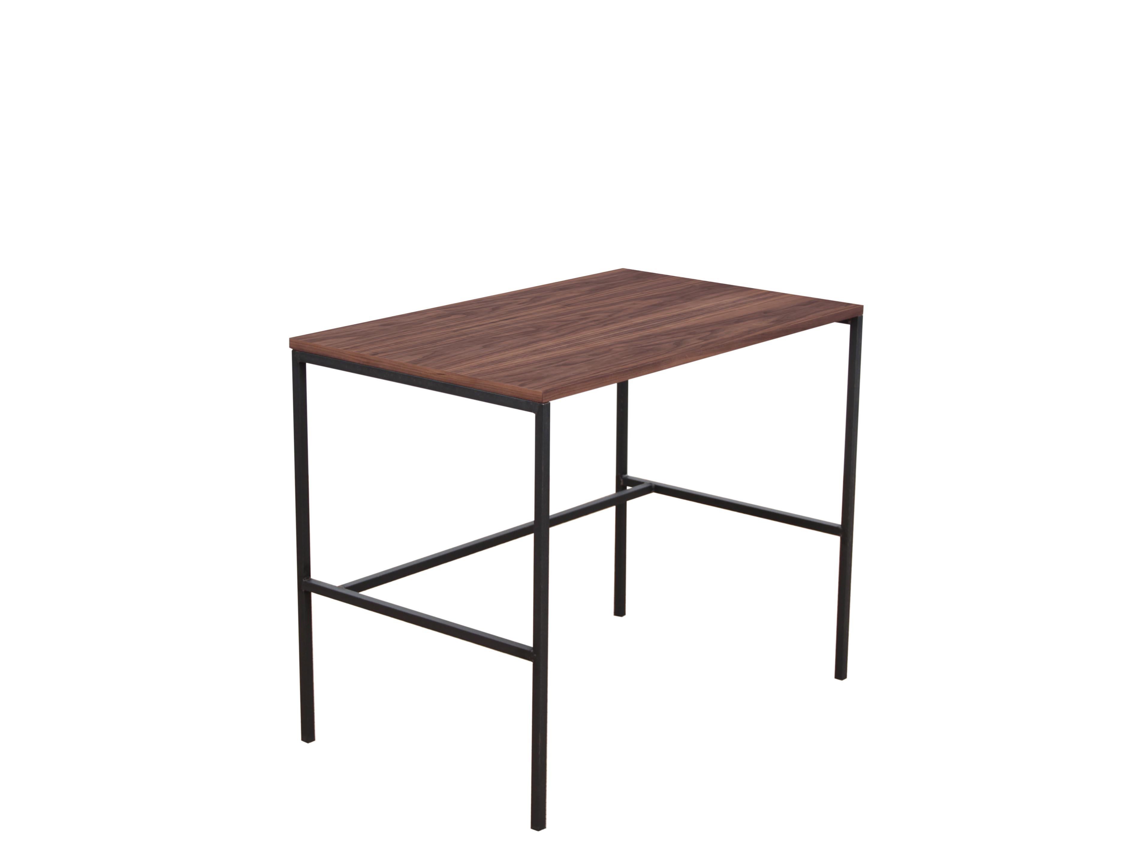 Modello da scrivania Cosmopol con grande piano in noce, base in acciaio massiccio, calandrata e cerata. Saldature apparenti. Può essere prodotto su misura: costo aggiuntivo: + €150.