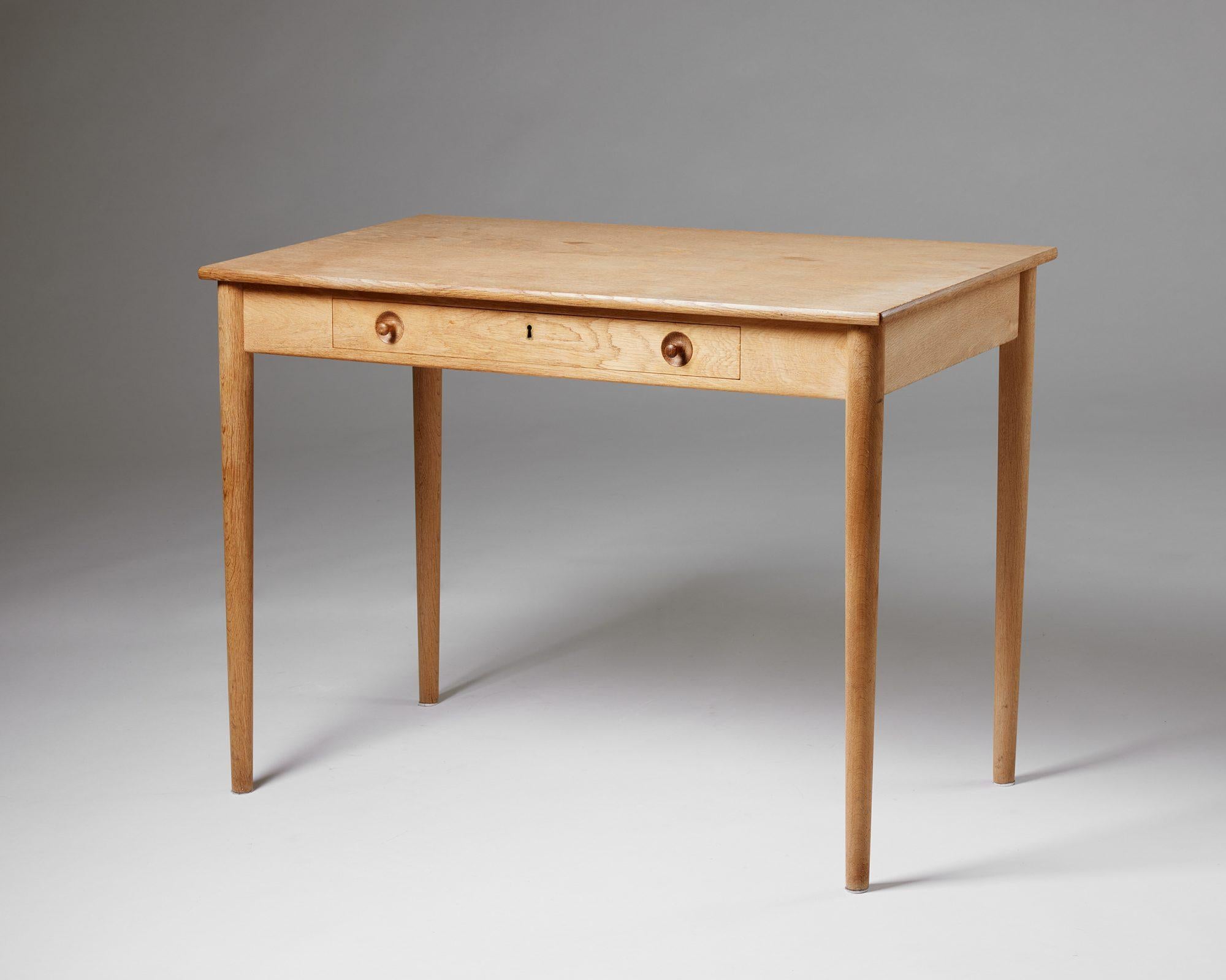 Desk model RY 32 designed by Hans Wegner, 
Denmark, 1950s.

Oak.

Measures: H: 71.5 cm / 2' 4 1/4''
L: 100 cm / 3' 3 1/4''
W: 51.5 cm / 20 1/4''.