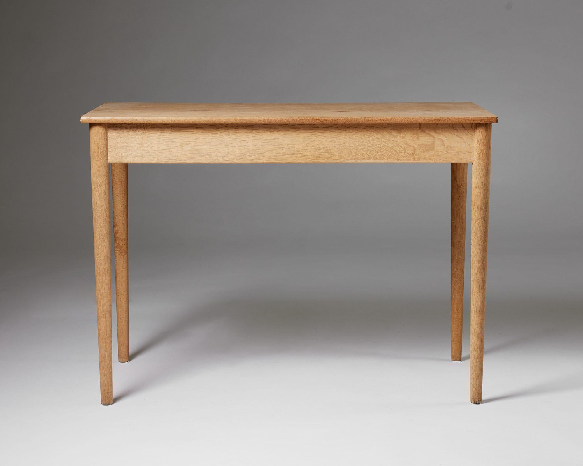 Desk Model RY 32 Designed by Hans Wegner, Denmark, 1950s In Good Condition In Stockholm, SE