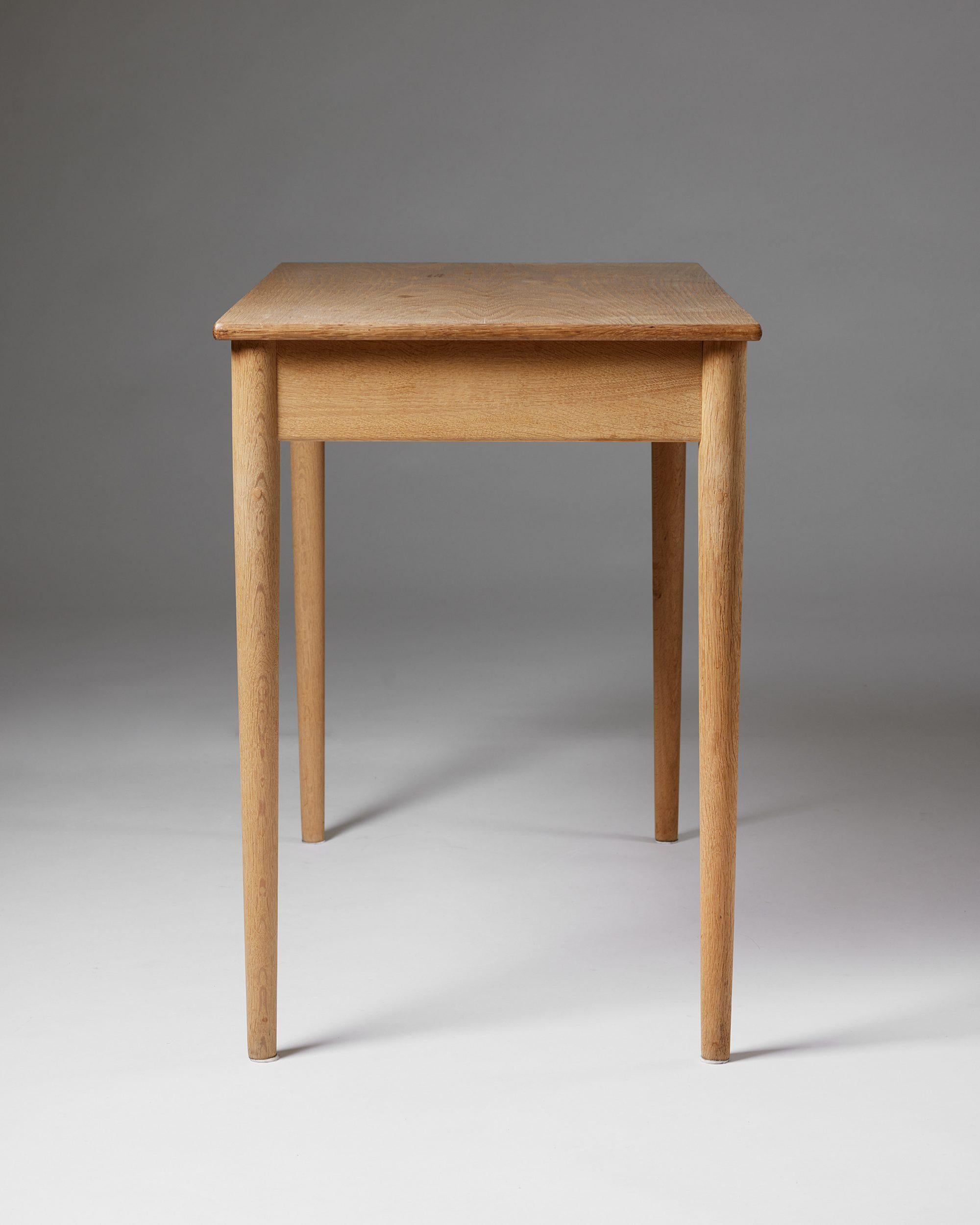 20th Century Desk Model RY 32 Designed by Hans Wegner, Denmark, 1950s