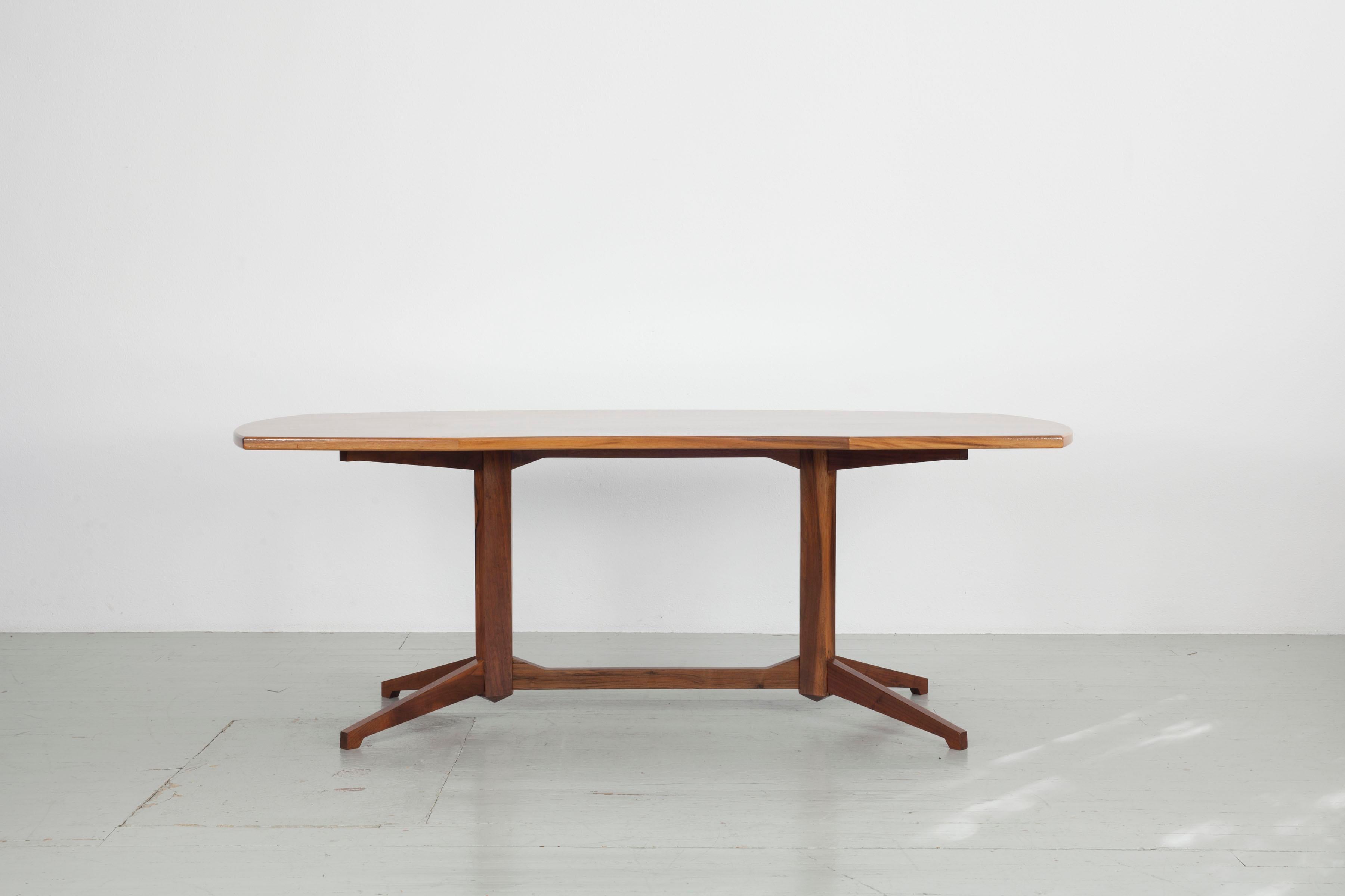 Desk model TL22, designed by Franco Albini and Franca Helg and manufactured by Poggi in 1958.
Table completely restored. Wood: walnut.

Letteratura: Gramigna G., Repertorio del design italiano 1950-2000, Allemandi, Torino, 2003, p. 123
