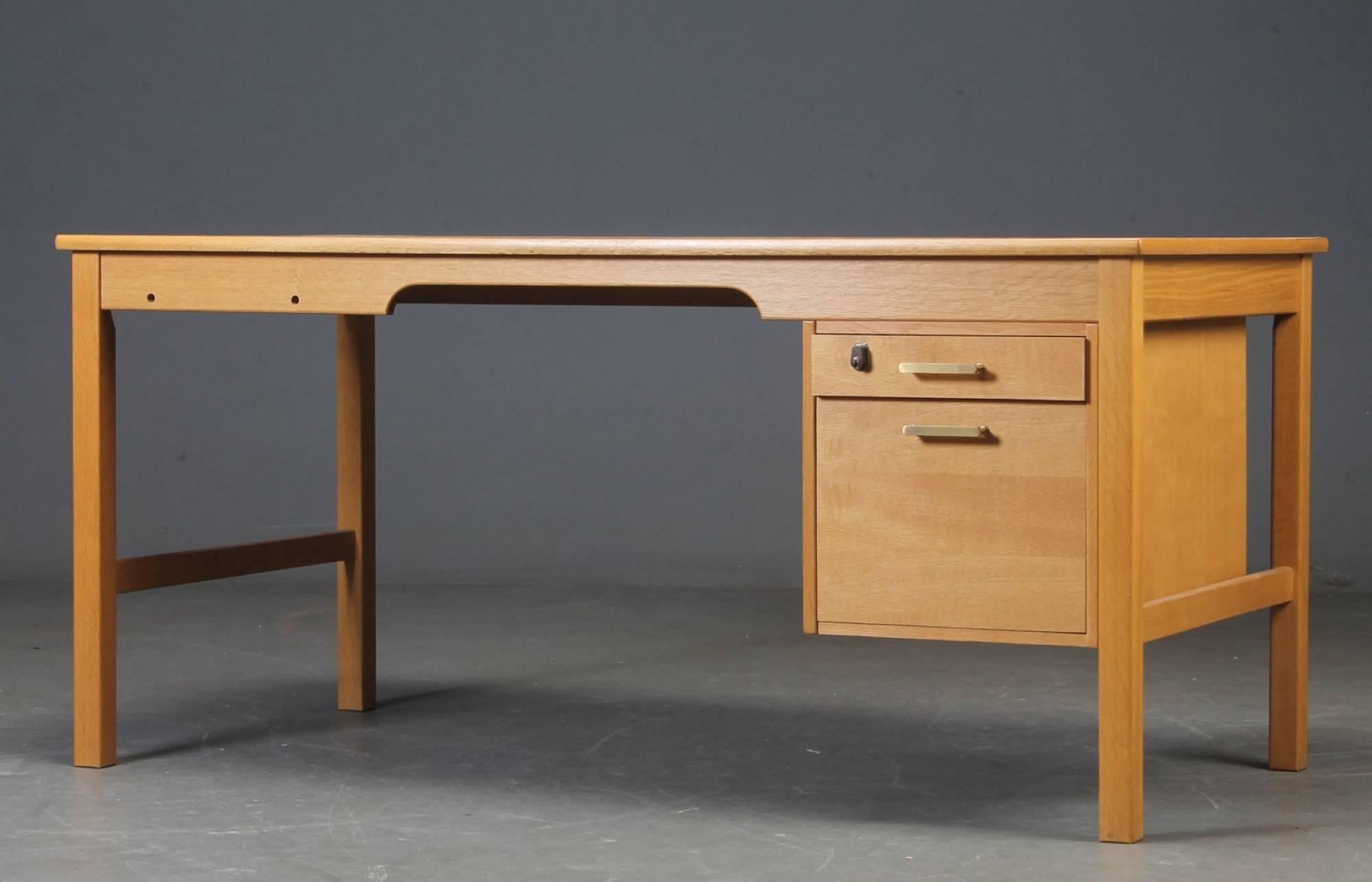Desk of model SM70 by Børge Mogensen, manufactured by Soborg furniture. Front drawers have brass grip.