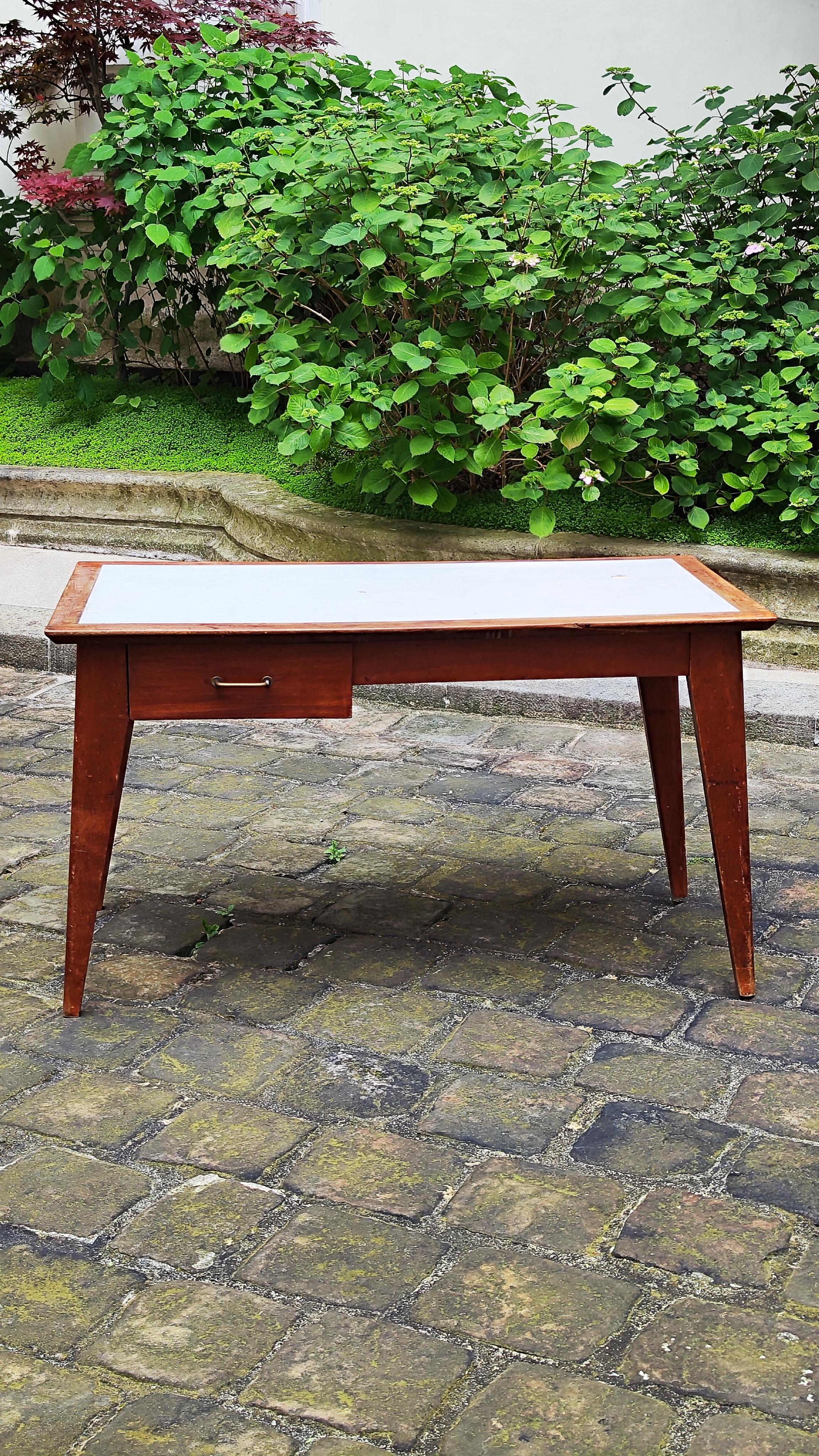 Résidence de bureau en hêtre de l'université de France, Jean Zay, 1950, Roger Landault

Très très rare Mobilier ayant équipé une résidence universitaire en France.
.
Bureau plat en hêtre teinté et ouvrant avec un tiroir latéral entièrement peint ;