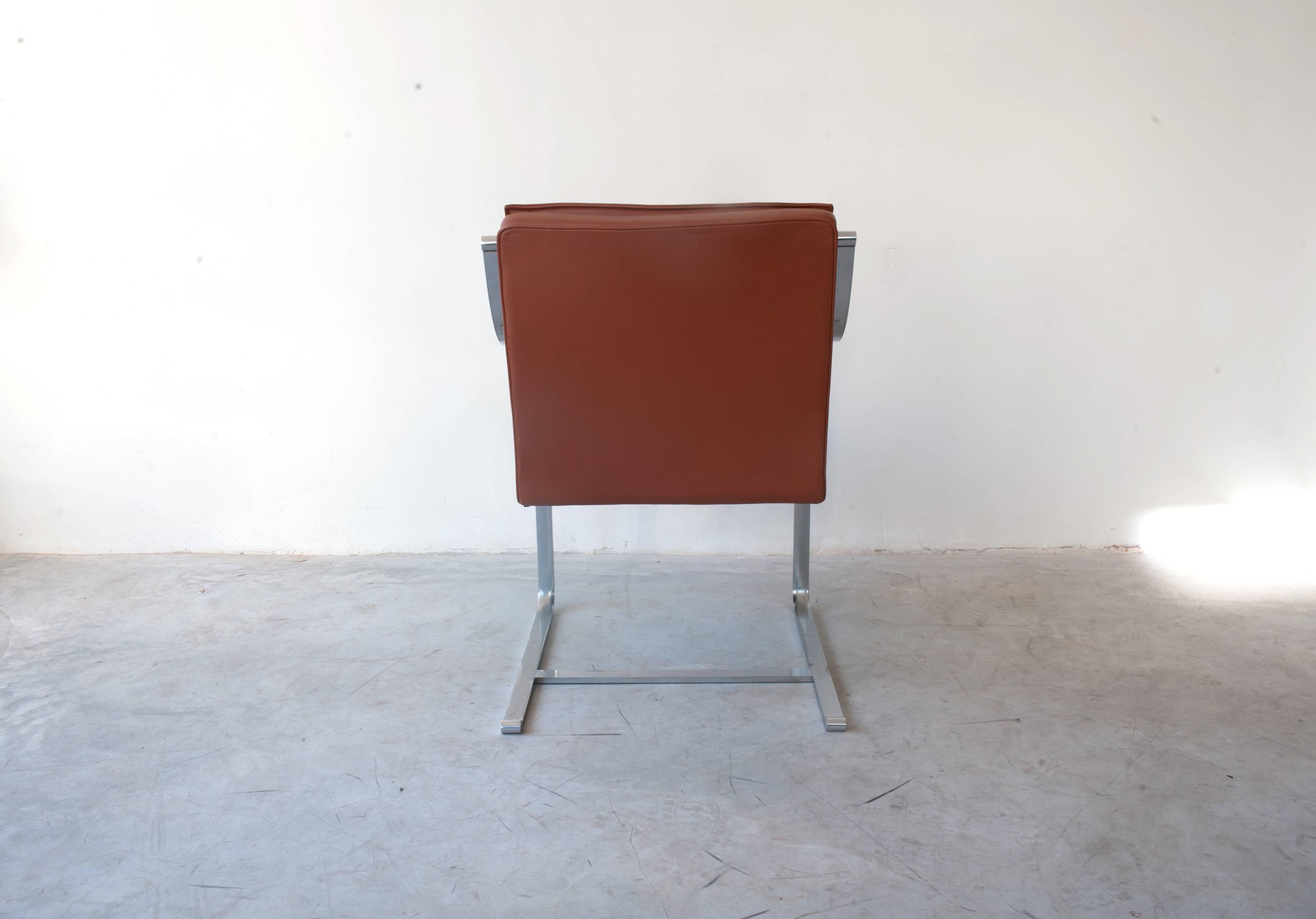 Magnifique fauteuil en cuir marron conçu par Rudolf Bernd Glatzel pour Walter Knoll, de la série Art collection.
Structure en acier inoxydable lourd, cadre brossé et revêtement original en cuir marron souple de haute qualité. Chaise très