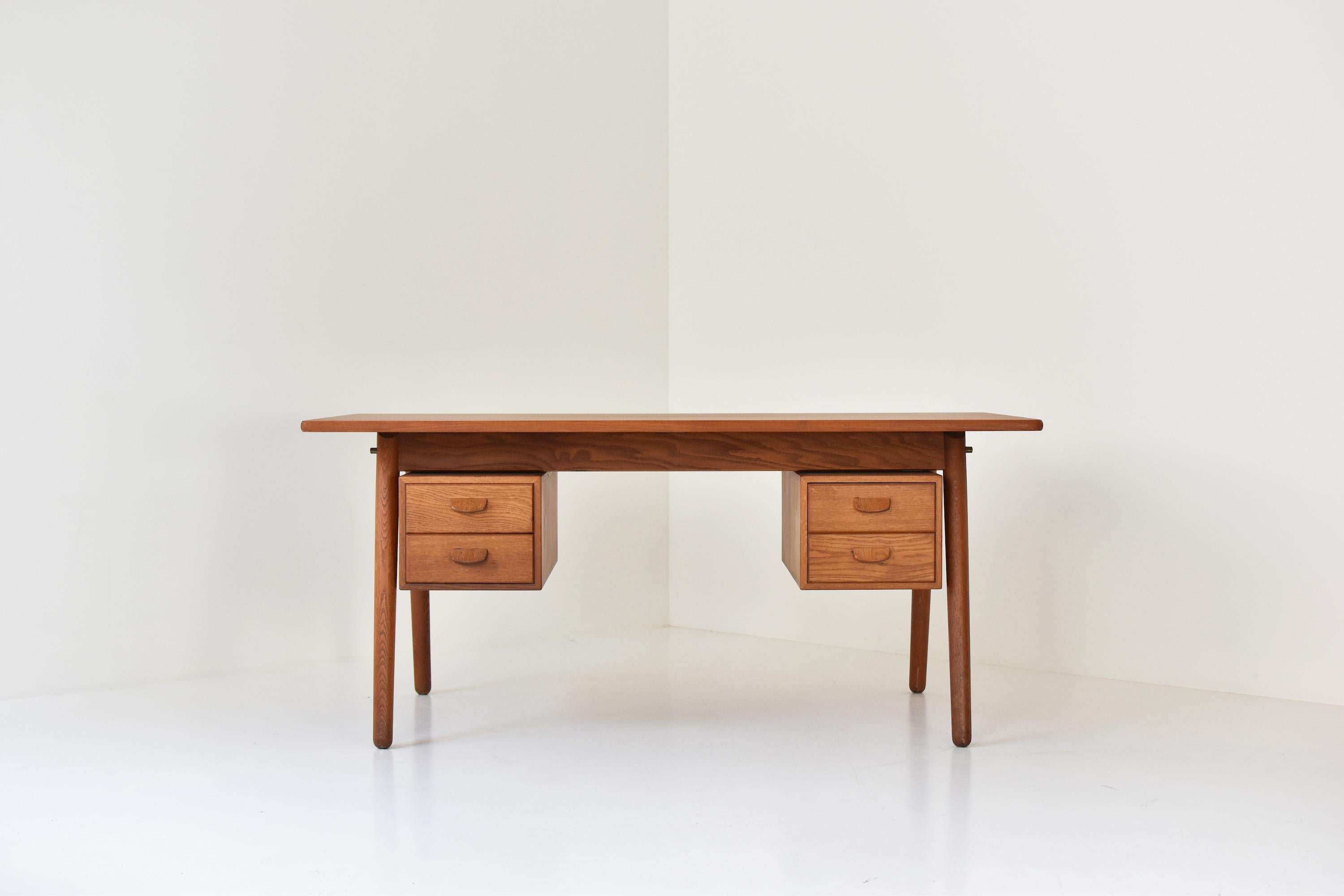 Interesting desk or dining table designed by Poul Volther for FDB Mobler, Denmark 1950’s. The top is made out of teak and is supported by a frame with four legs in oak. The two drawer sections are also made out of oak and can be switched from front