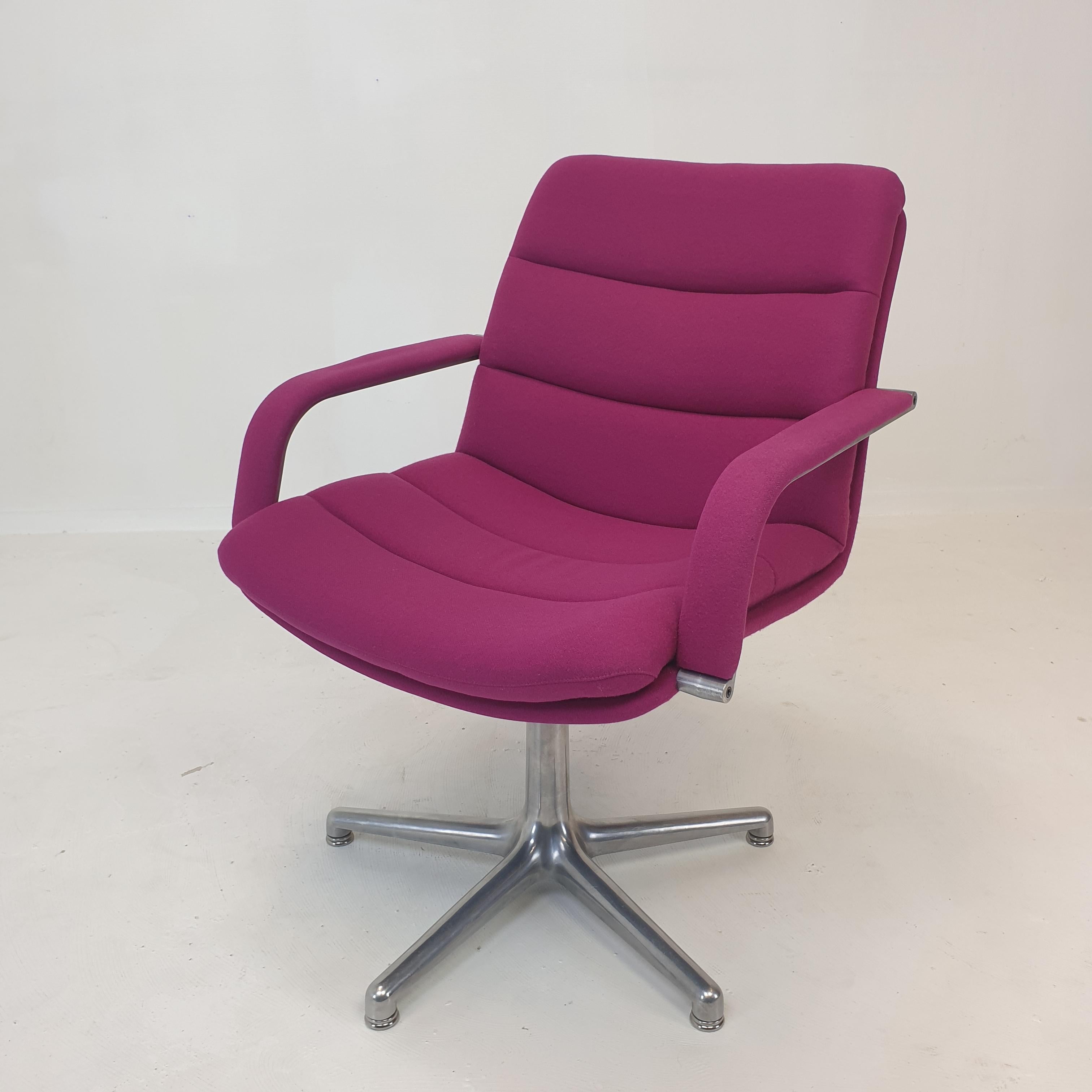 Très belle et confortable chaise de bureau conçue par Geoffrey Harcourt pour Artifort, Pays-Bas, années 1970

Ces fauteuils pivotants sont fabriqués avec les meilleurs matériaux, ils ont une base solide en aluminium à cinq pieds. 
Le rembourrage