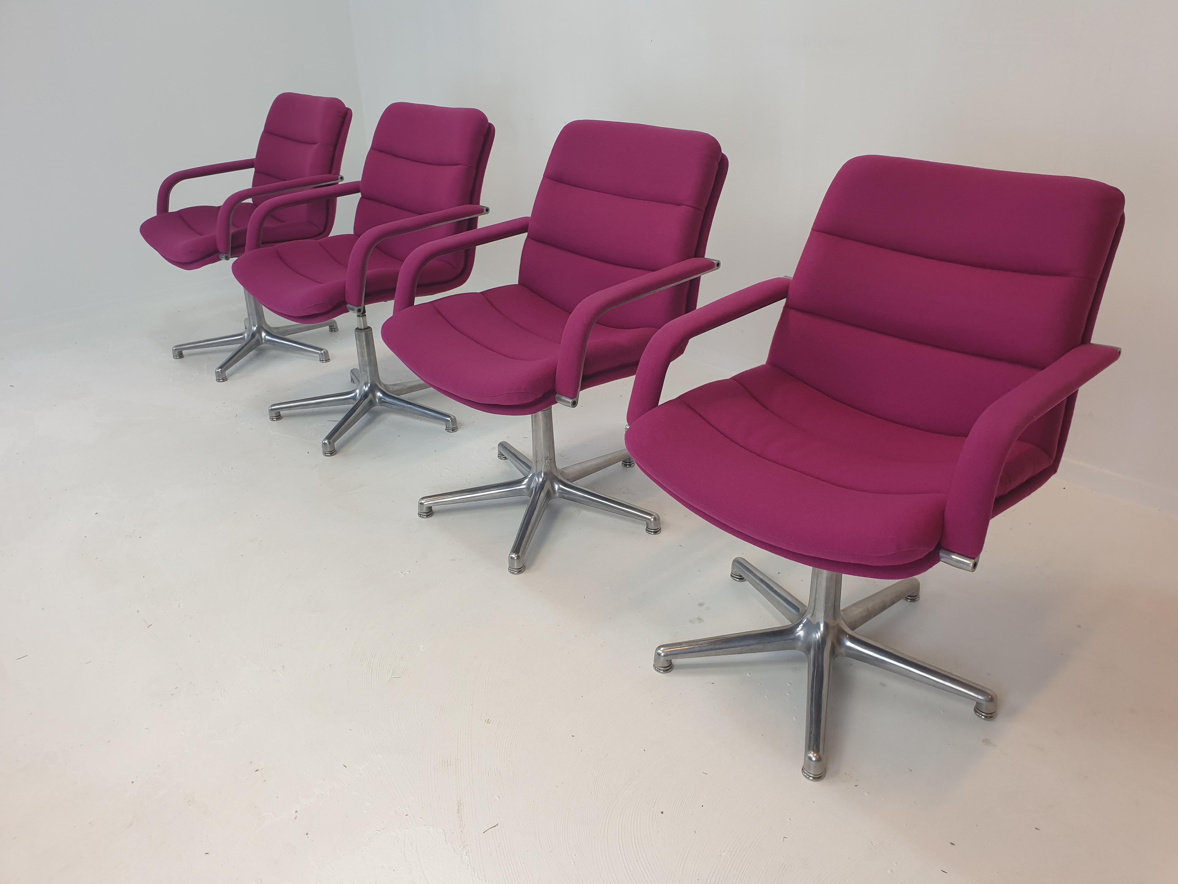 Très belle et confortable chaise de bureau conçue par Geoffrey Harcourt pour Artifort, Pays-Bas, années 1970.

Ces fauteuils pivotants sont fabriqués avec les meilleurs matériaux, ils ont une base solide à cinq pieds en aluminium. 
Le rembourrage en