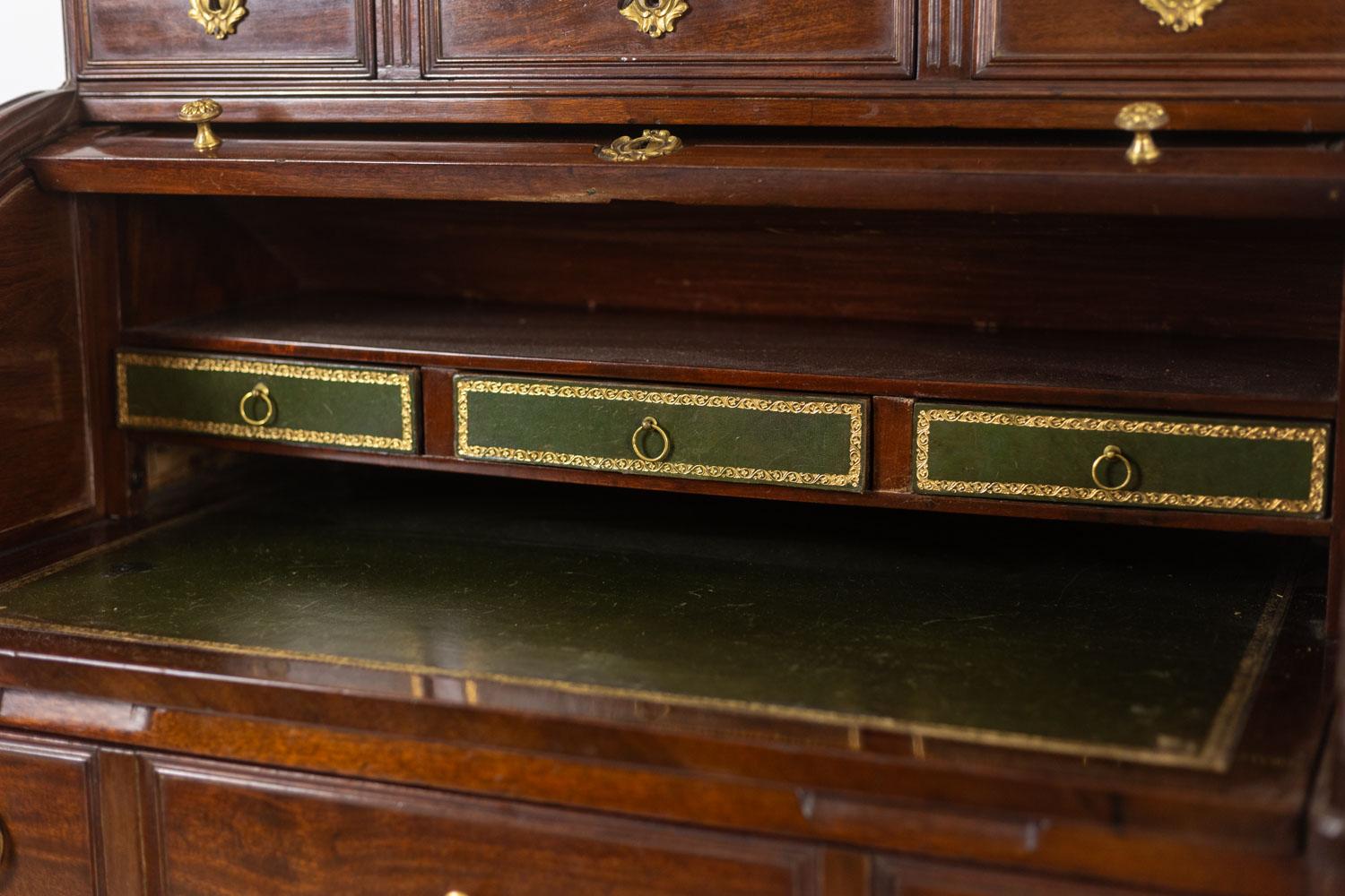 Desk – or secretary, cylinder, in mahogany. Late 18th century period. For Sale 4