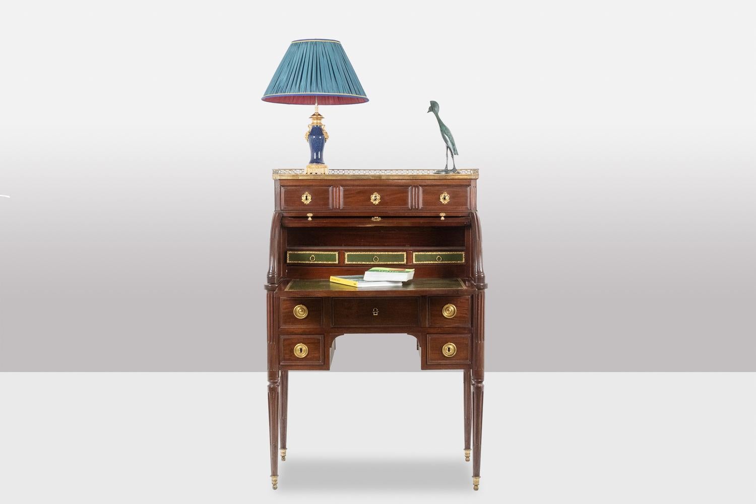 Desk – or secretary, cylinder, in mahogany. Late 18th century period. For Sale 5