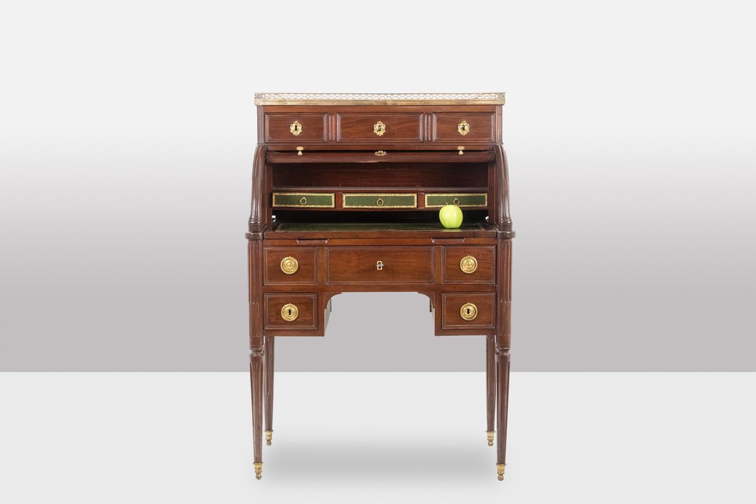 Desk – or secretary, cylinder, in mahogany. Late 18th century period. For Sale 6