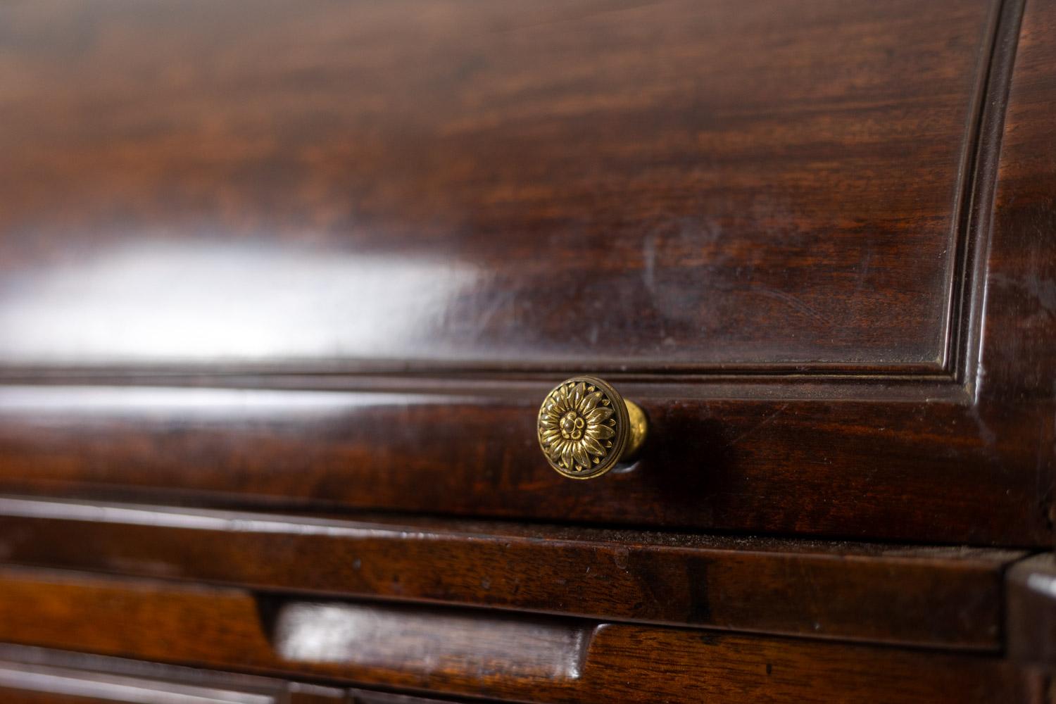 Desk – or secretary, cylinder, in mahogany. Late 18th century period. For Sale 9