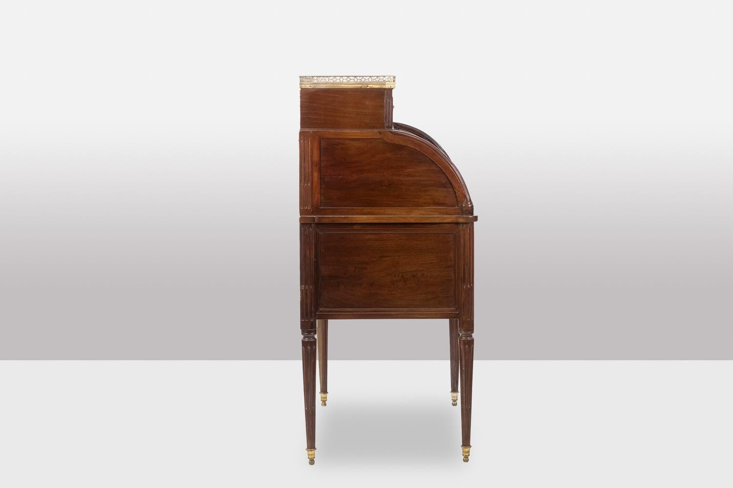 Desk – or secretary, cylinder, in mahogany. Late 18th century period. For Sale 10