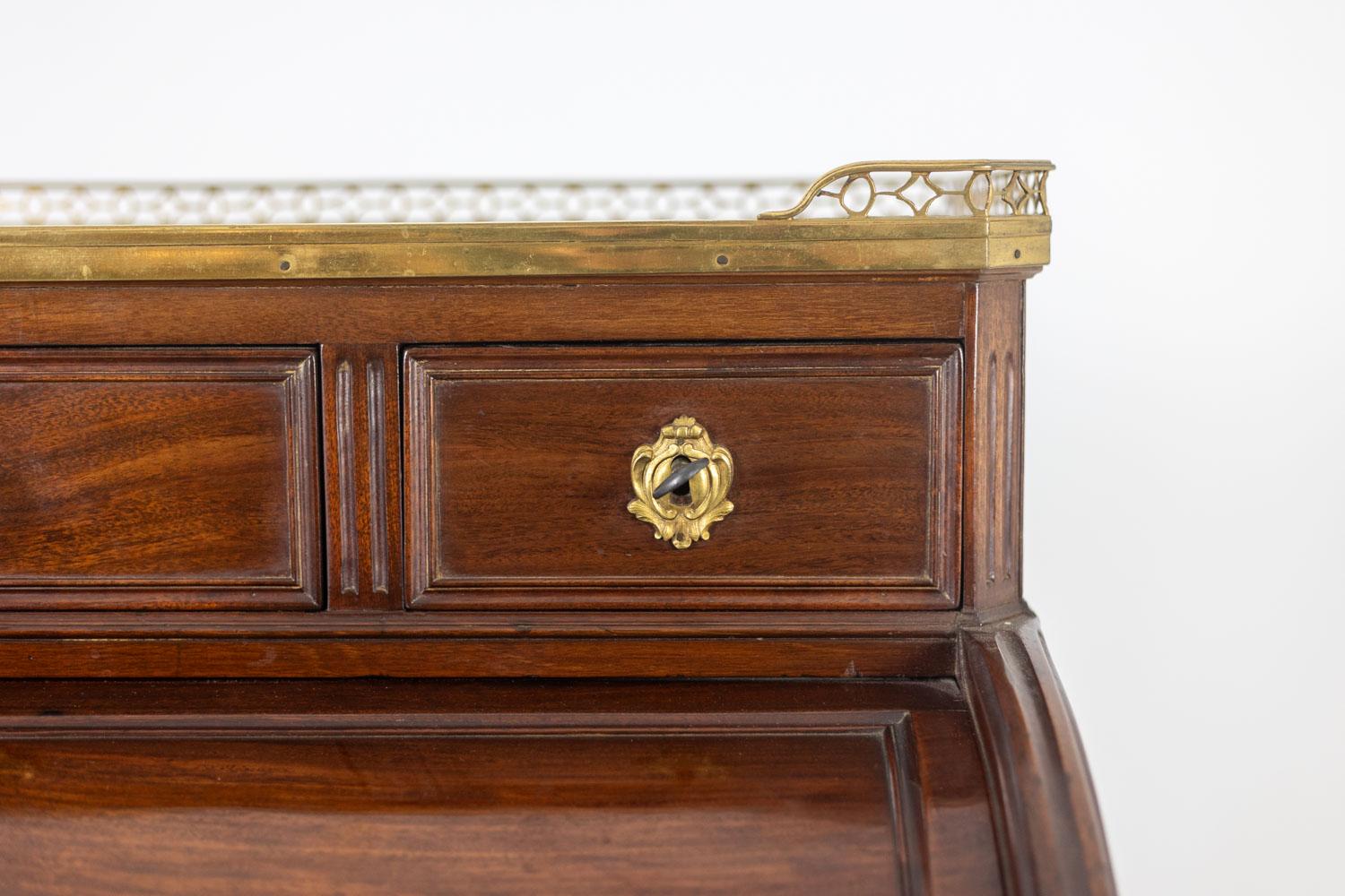 Desk – or secretary, cylinder, in mahogany. Late 18th century period. For Sale 11