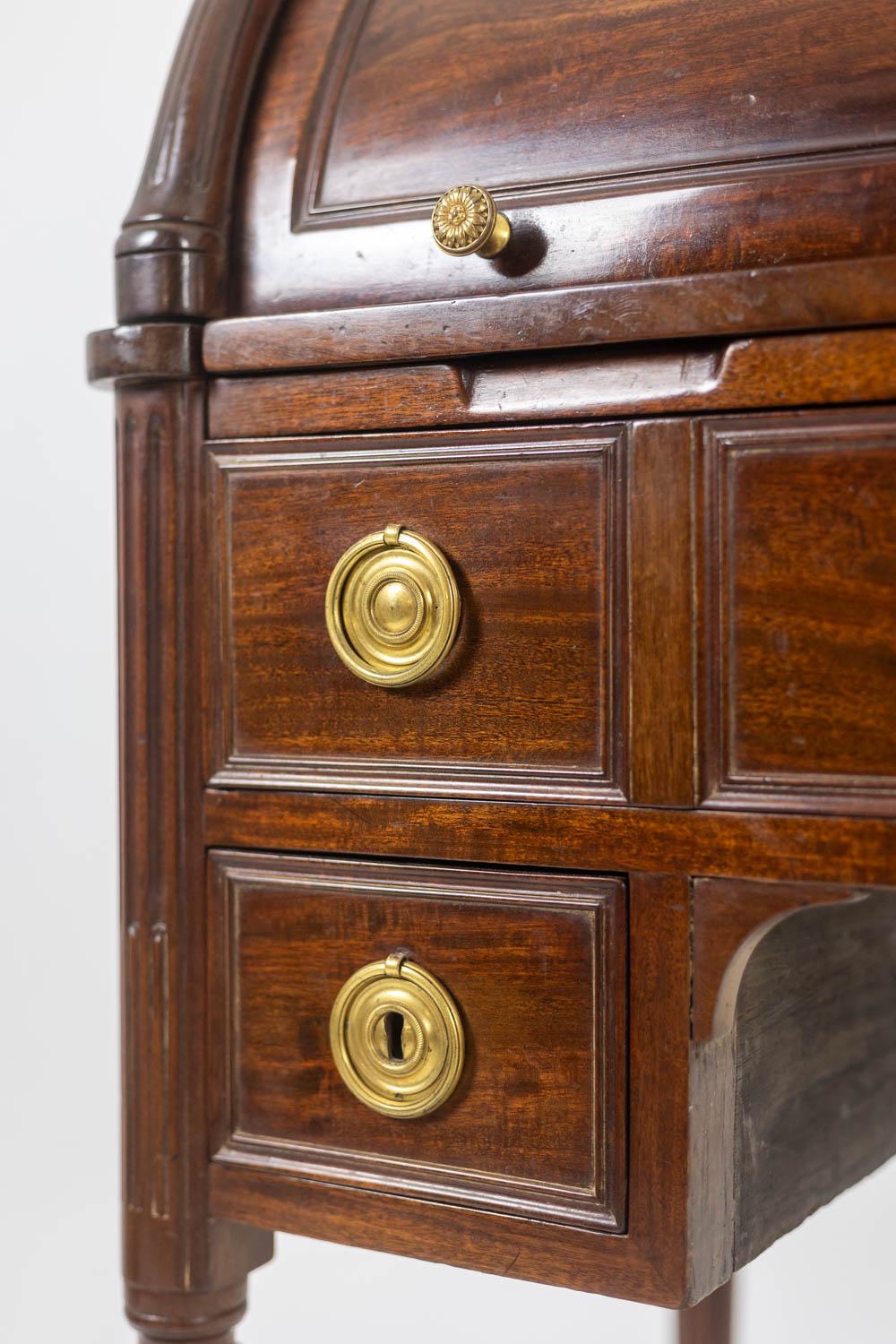 Bureau - ou secrétaire, cylindre, en acajou. Fin du XVIIIe siècle. en vente 15