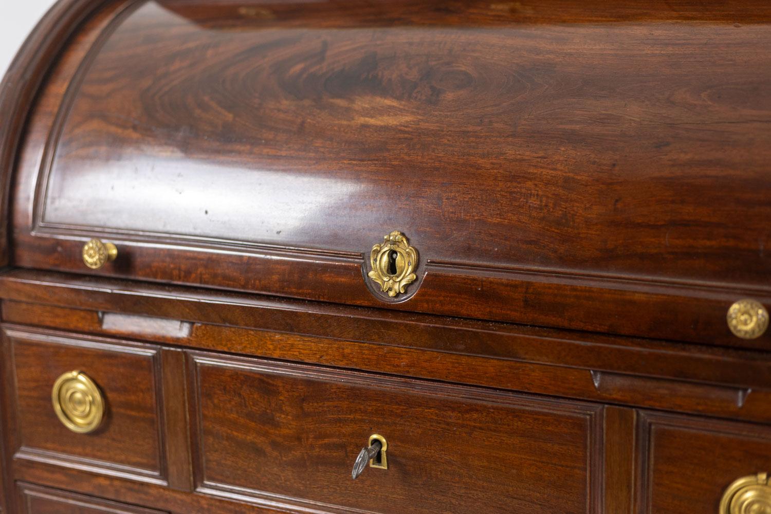 French Desk – or secretary, cylinder, in mahogany. Late 18th century period. For Sale