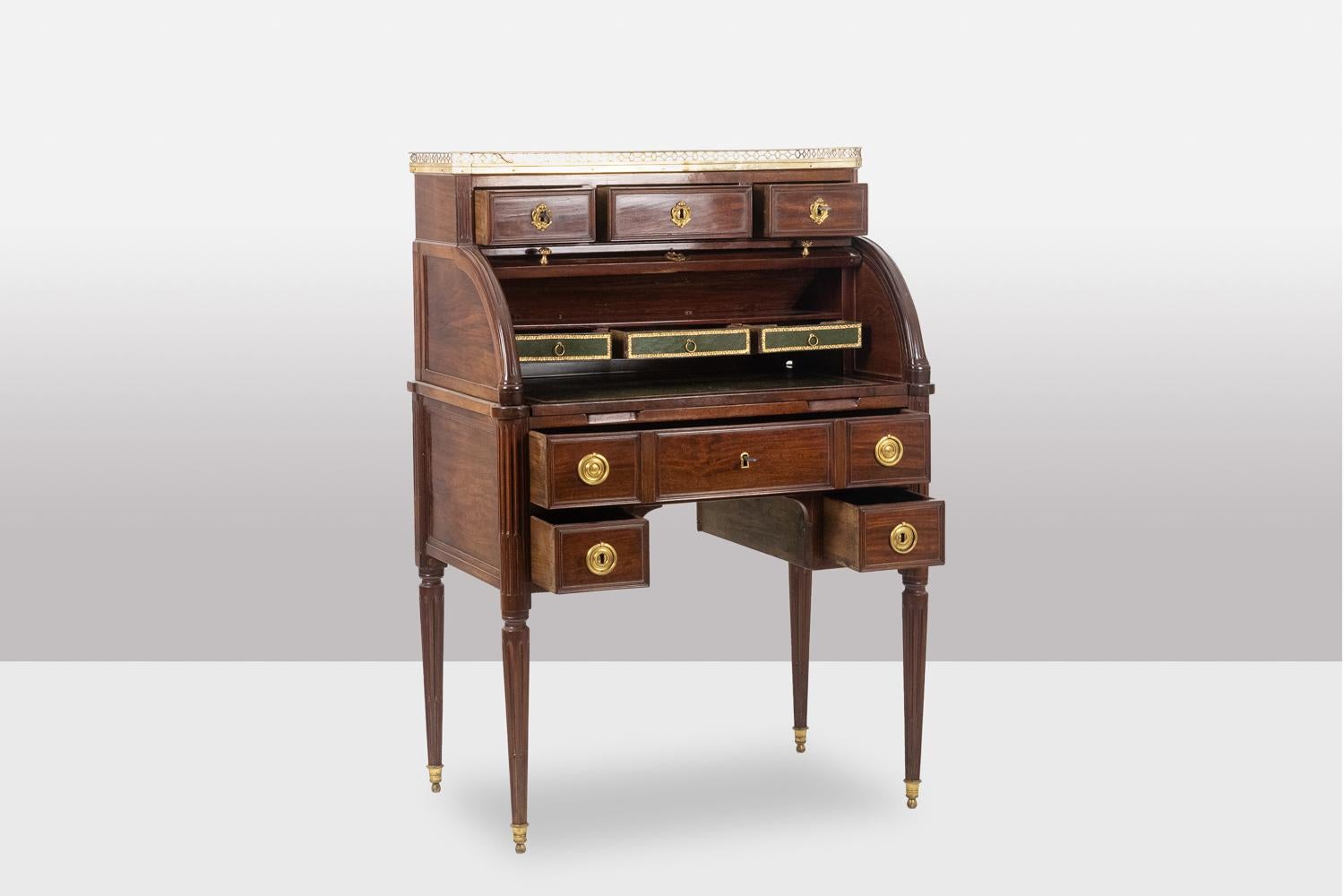 18th Century Desk – or secretary, cylinder, in mahogany. Late 18th century period. For Sale