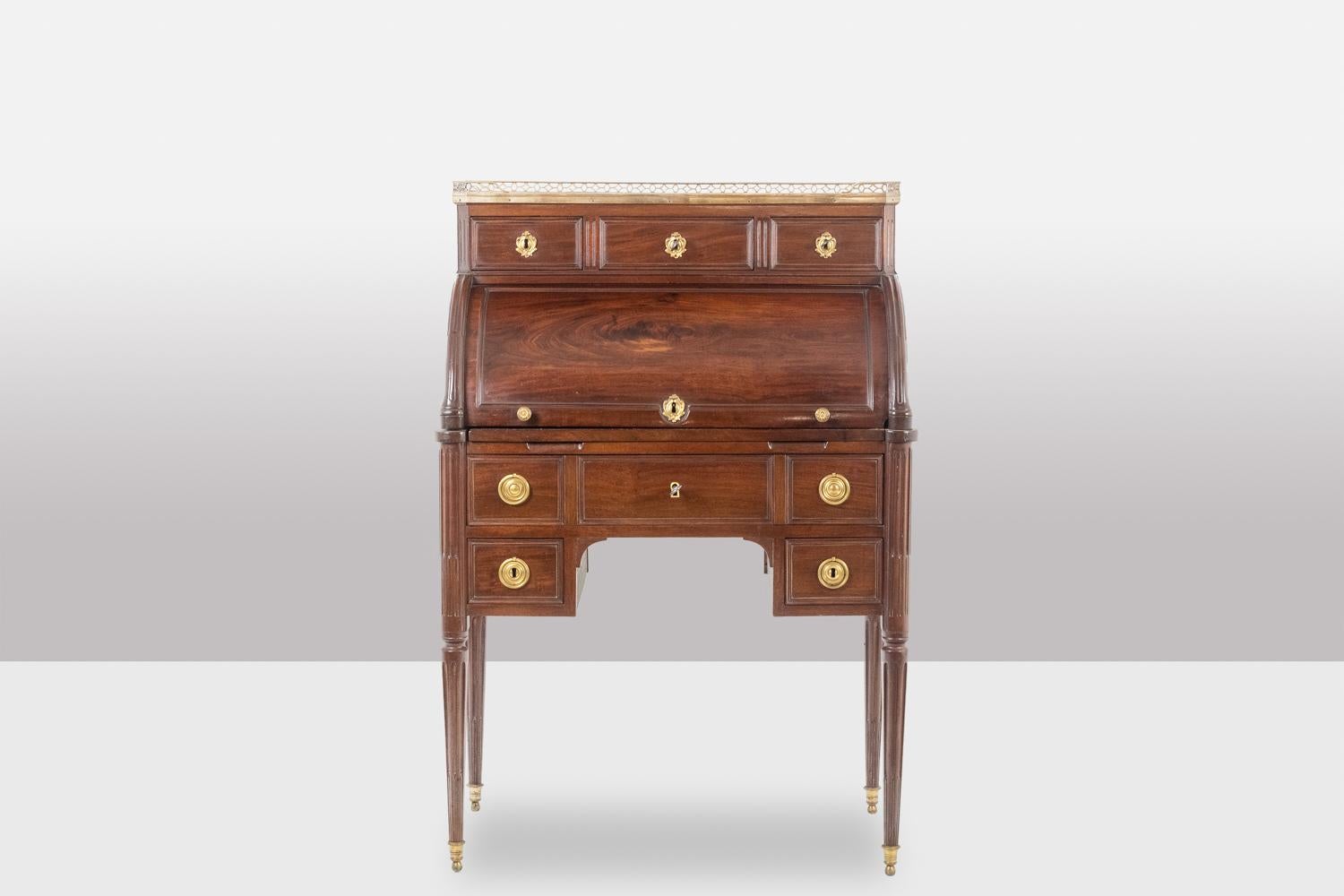 Wood Desk – or secretary, cylinder, in mahogany. Late 18th century period. For Sale