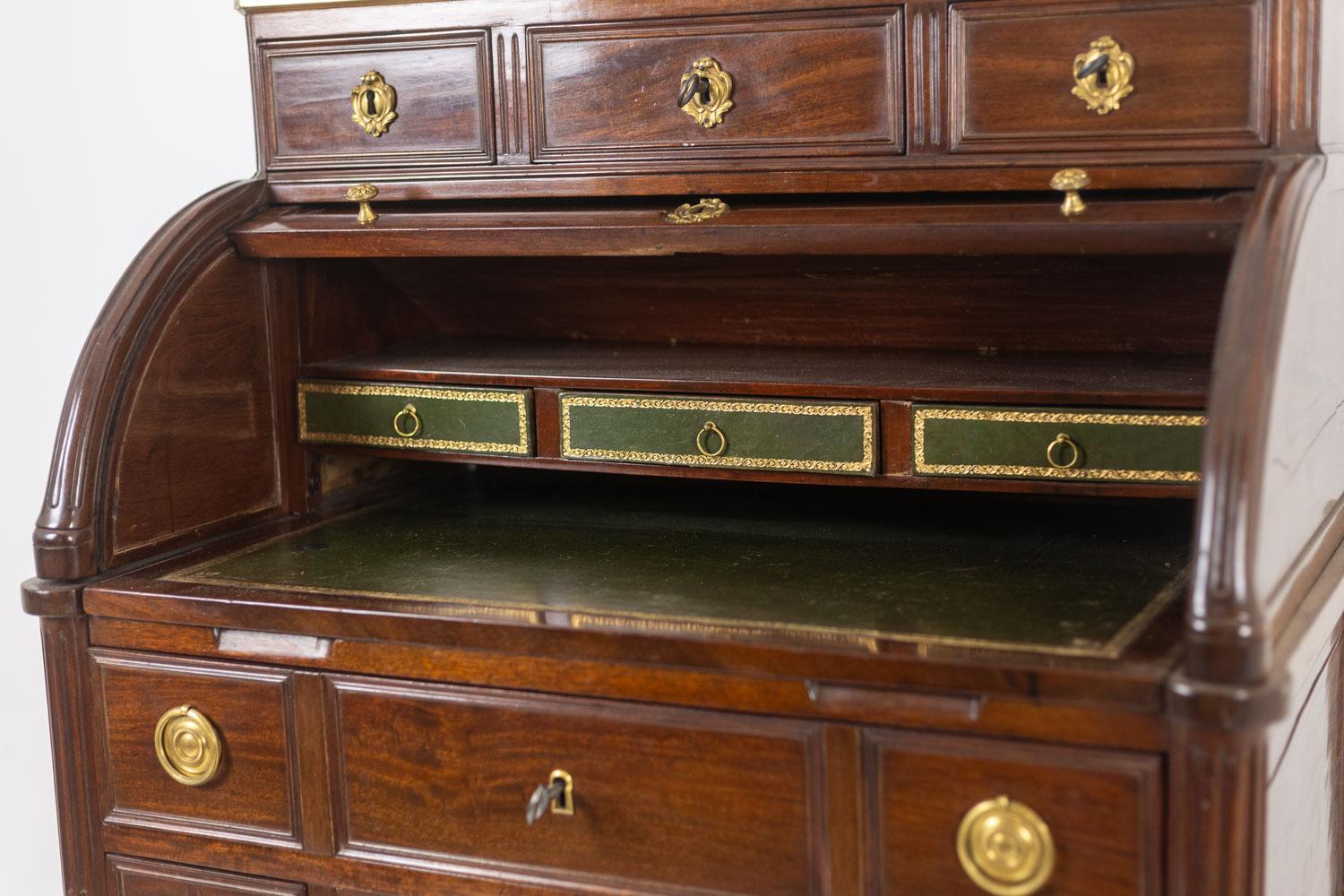 Desk – or secretary, cylinder, in mahogany. Late 18th century period. For Sale 3