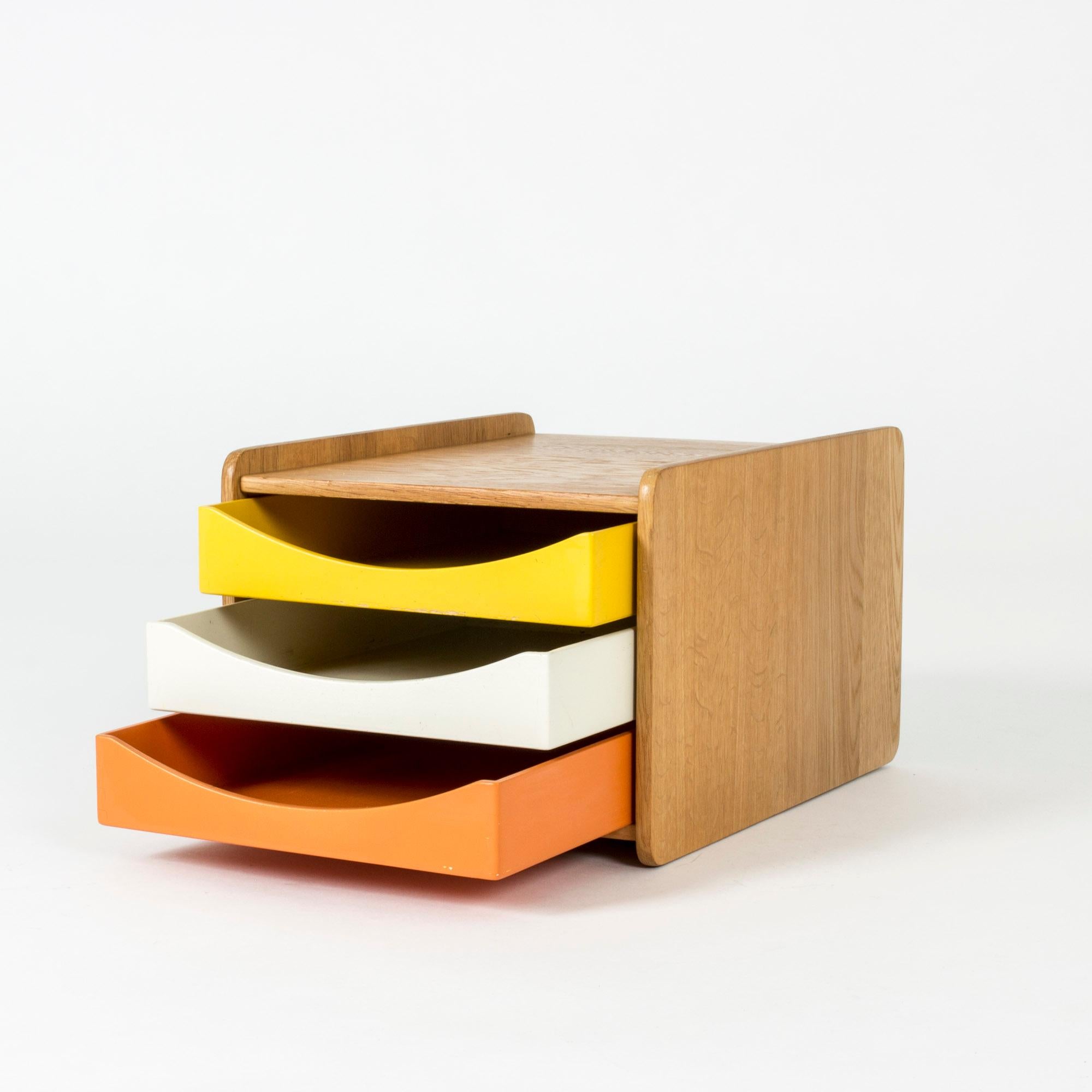 Lovely desk organizer by Børge Mogensen, made from oak with yellow, orange and white lacquered drawers. The drawers fit A4 size magazines and documents.