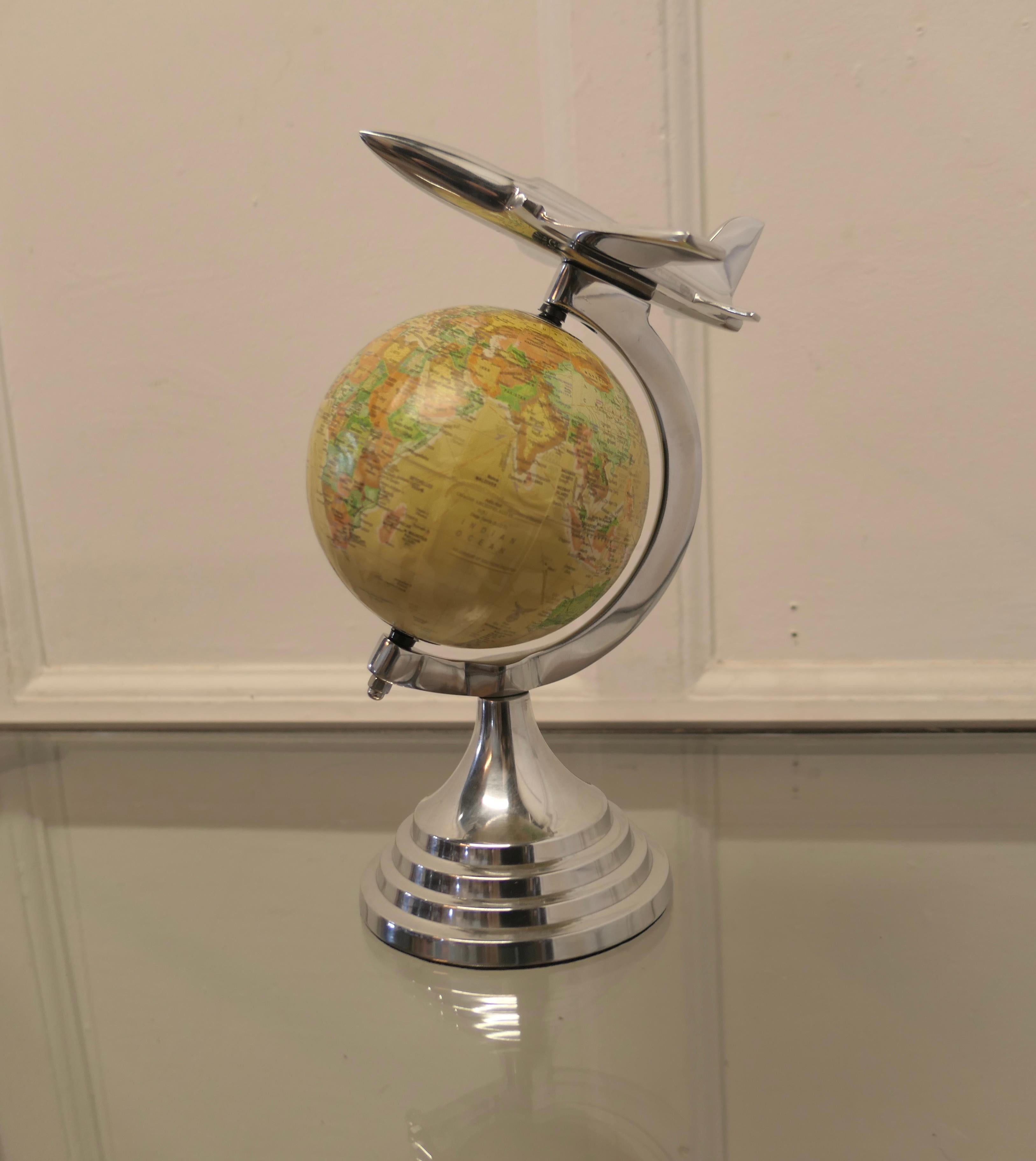 Mid-Century Modern  Globe mondial orné de bureau avec modèle d'avion chromé  Une superbe pièce et un gris en vente