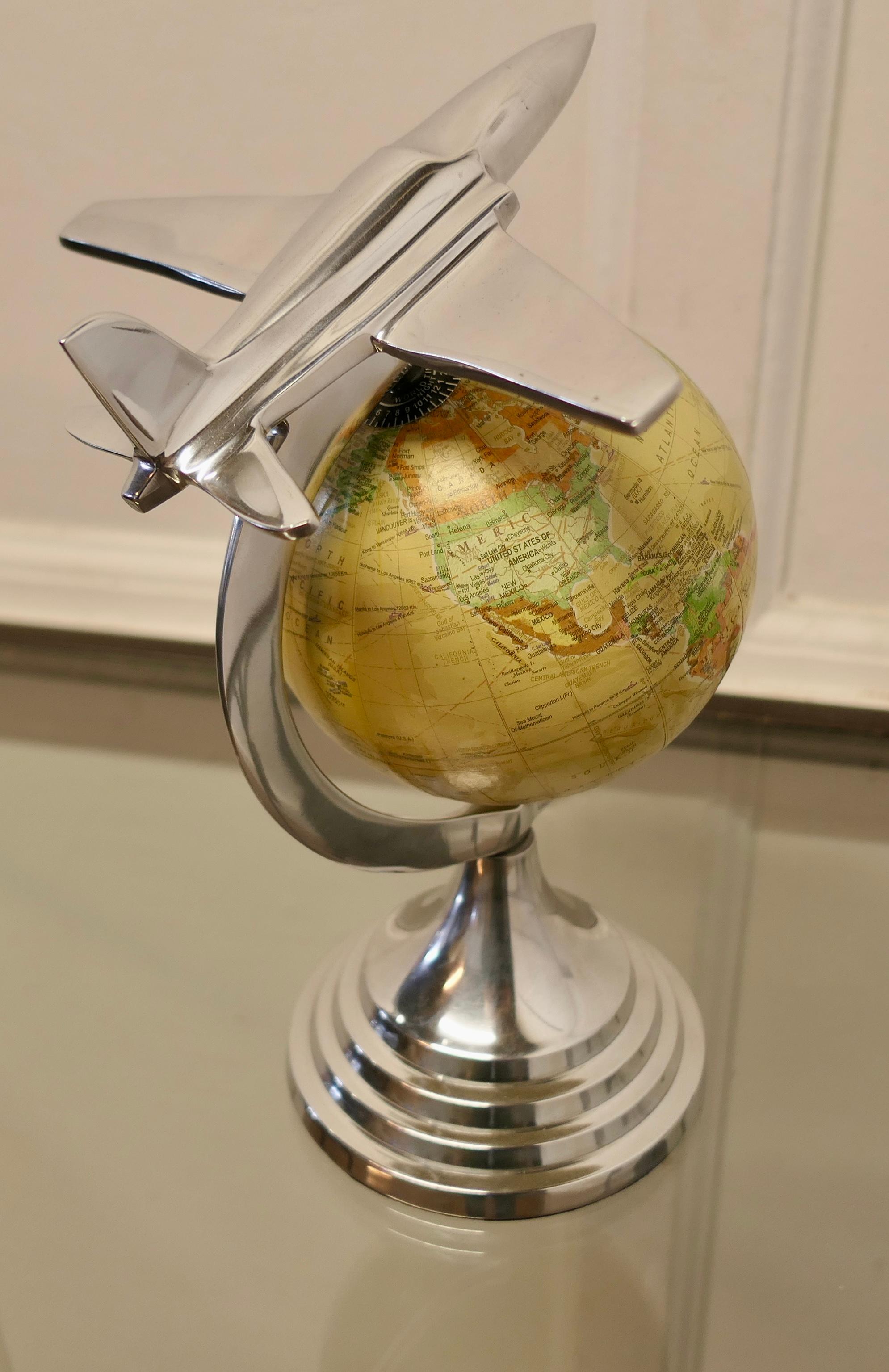 Milieu du XXe siècle  Globe mondial orné de bureau avec modèle d'avion chromé  Une superbe pièce et un gris en vente